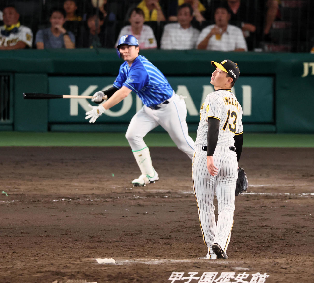 阪神対DeNA 9回表DeNA無死一塁、岩崎は佐野に右越え2点本塁打を浴びる（撮影・加藤哉）