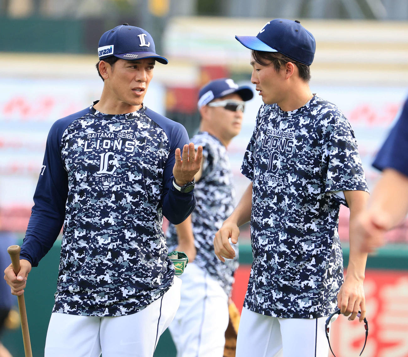 楽天対西武　試合前練習で、話す西武松井監督（左）と源田（撮影・浅見桂子）