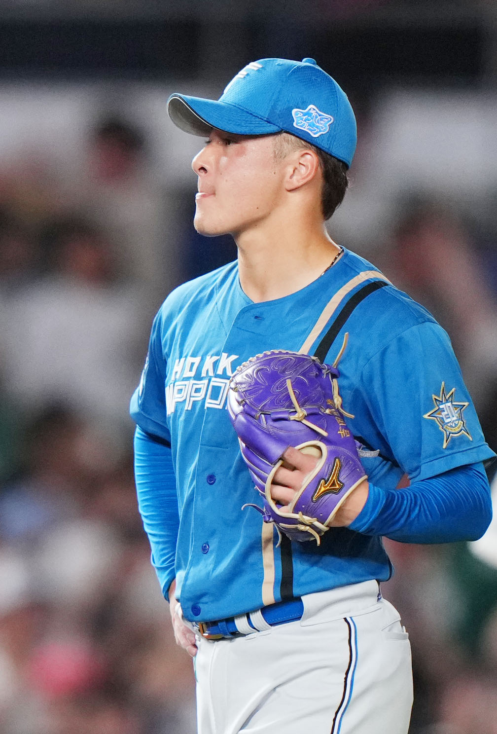 ロッテ対日本ハム　8回裏ロッテ1死三塁、山口に左中間へ2点本塁打を浴び肩を落とす吉田（撮影・横山健太）