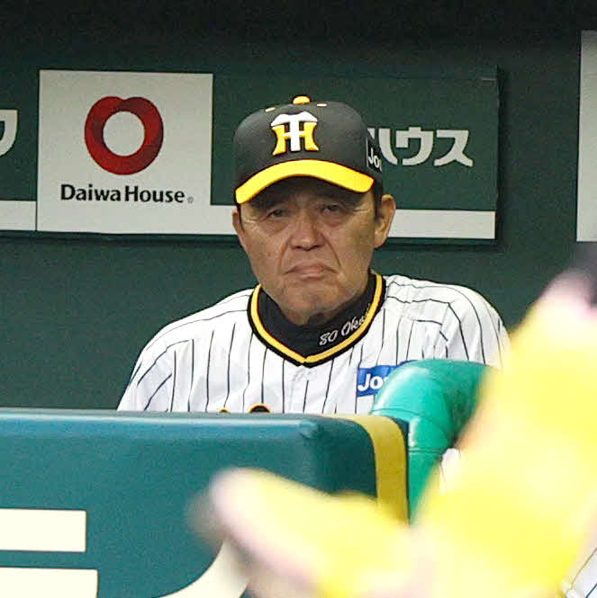 阪神対DeNA 1回裏阪神2死一、二塁、空振り三振に終わった佐藤輝を厳しい顔で見つめる岡田監督（撮影・上山淳一）