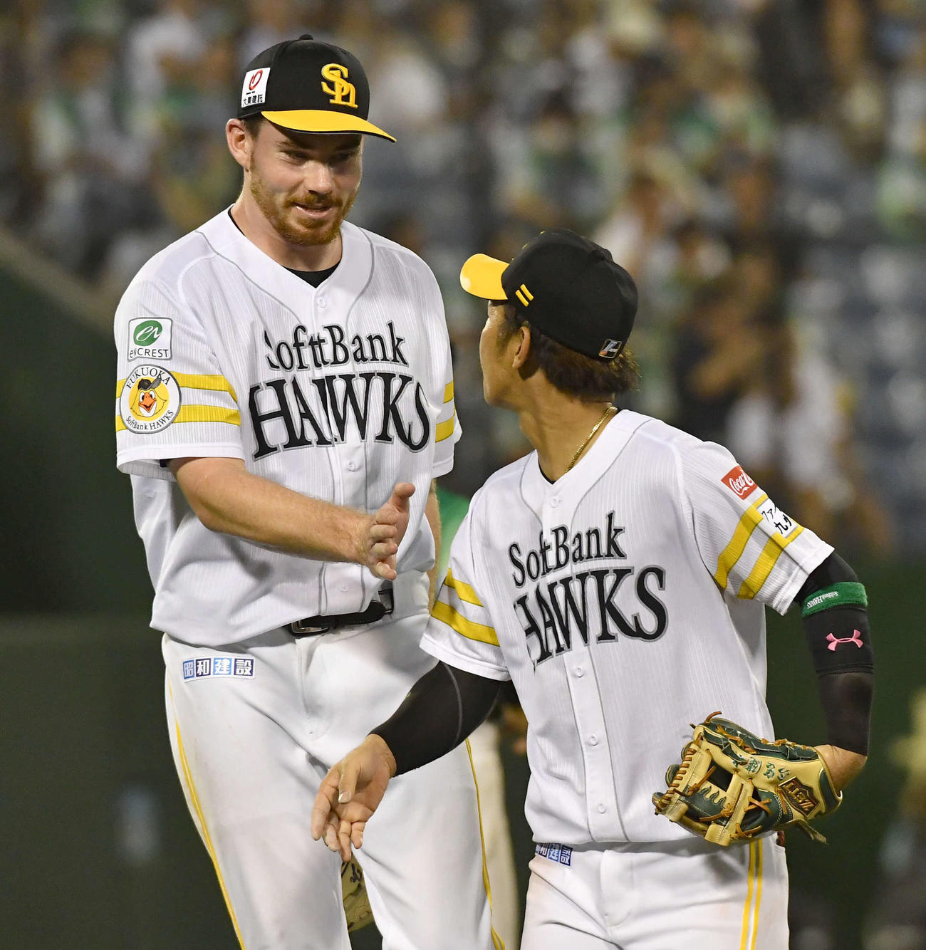 ソフトバンク対オリックス　7回表オリックス2死一塁、中川圭の遊ゴロを好守した今宮（右）の肩をたたくスチュワート（撮影・岩下翔太）