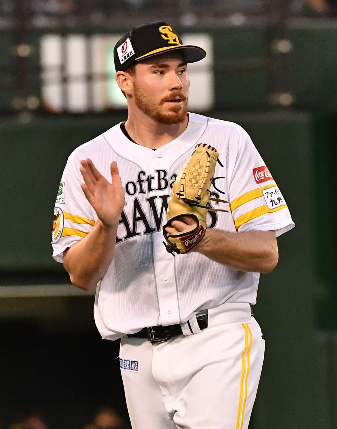 ソフトバンク対オリックス　2回表オリックス2死二、三塁、渡部を二ゴロに抑え、グラブをたたくスチュワート（撮影・岩下翔太）