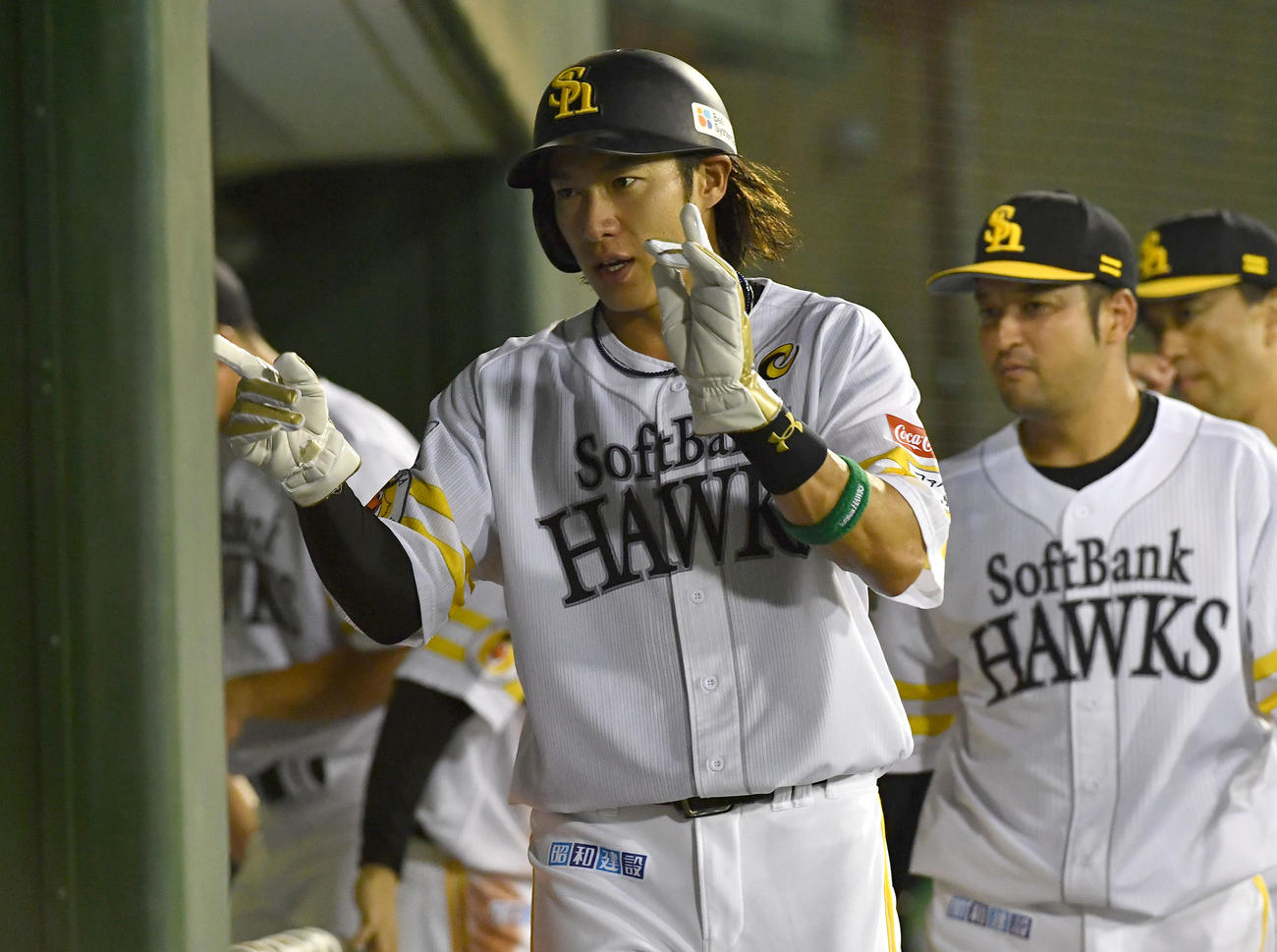ソフトバンク対オリックス　3回裏ソフトバンク攻撃終了、3点適時二塁打を放った柳田は、ポーズを決めながらベンチへ戻る（撮影・岩下翔太）