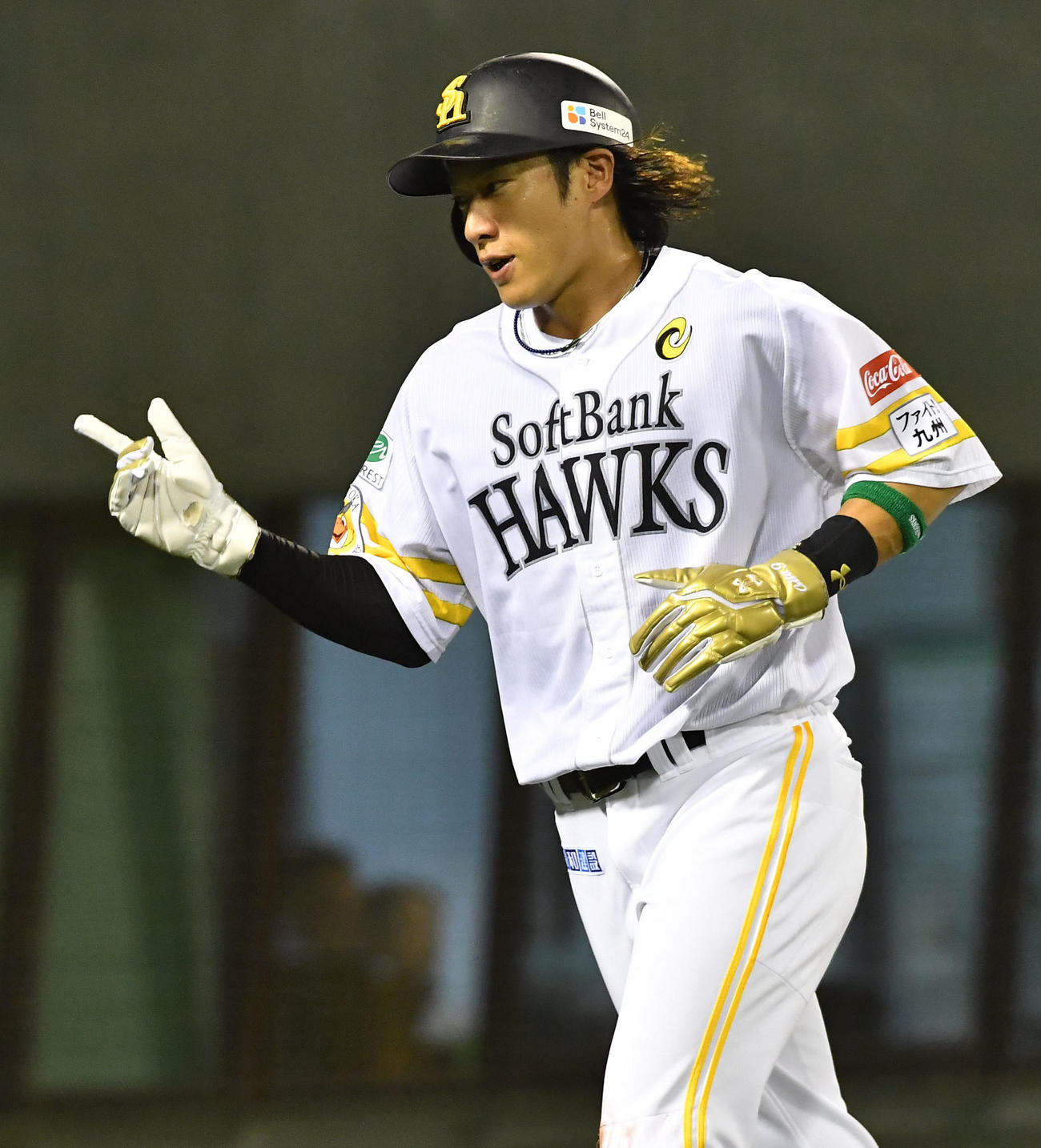 ソフトバンク対オリックス　3回裏終了後、3点適時三塁打を放った柳田はポーズを決めながらベンチへ戻る（撮影・岩下翔太）
