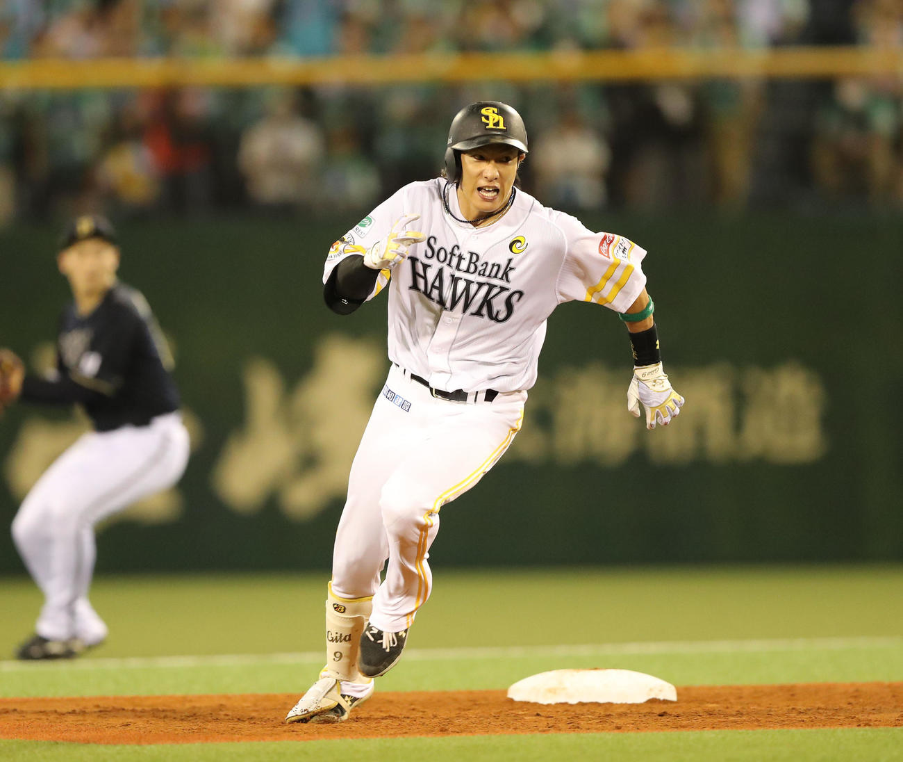 ソフトバンク対オリックス　3回裏ソフトバンク2死満塁、柳田は中堅に適時二塁打を放ち、本塁送球間に三塁へ向かう（撮影・梅根麻紀）