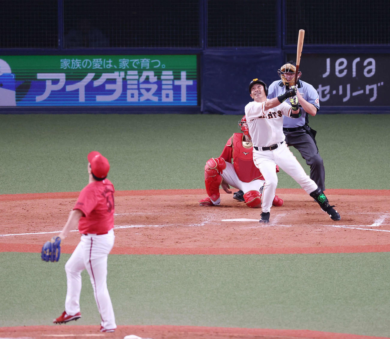 巨人対広島　9回裏巨人2死一、二塁、一飛に倒れる代打松田。投手矢崎（撮影・宮地輝）