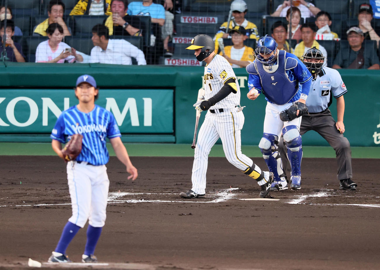 阪神対DeNA 1回裏阪神2死、森下は四球を選ぶ。投手は今永（撮影・加藤哉）