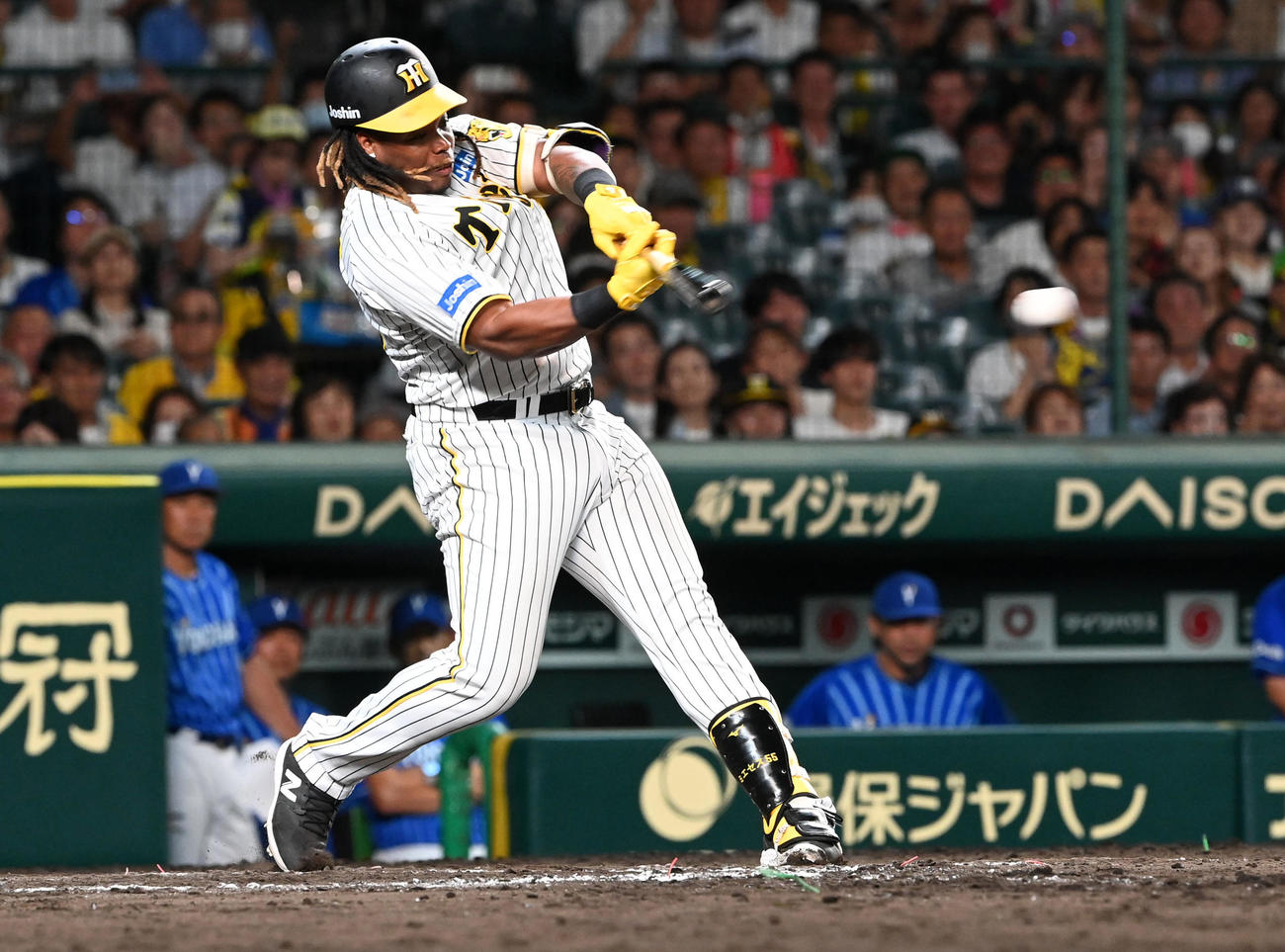 阪神対DeNA 8回裏阪神2死一、二塁、代打のミエセスは左前適時打を放つ（撮影・前岡正明）