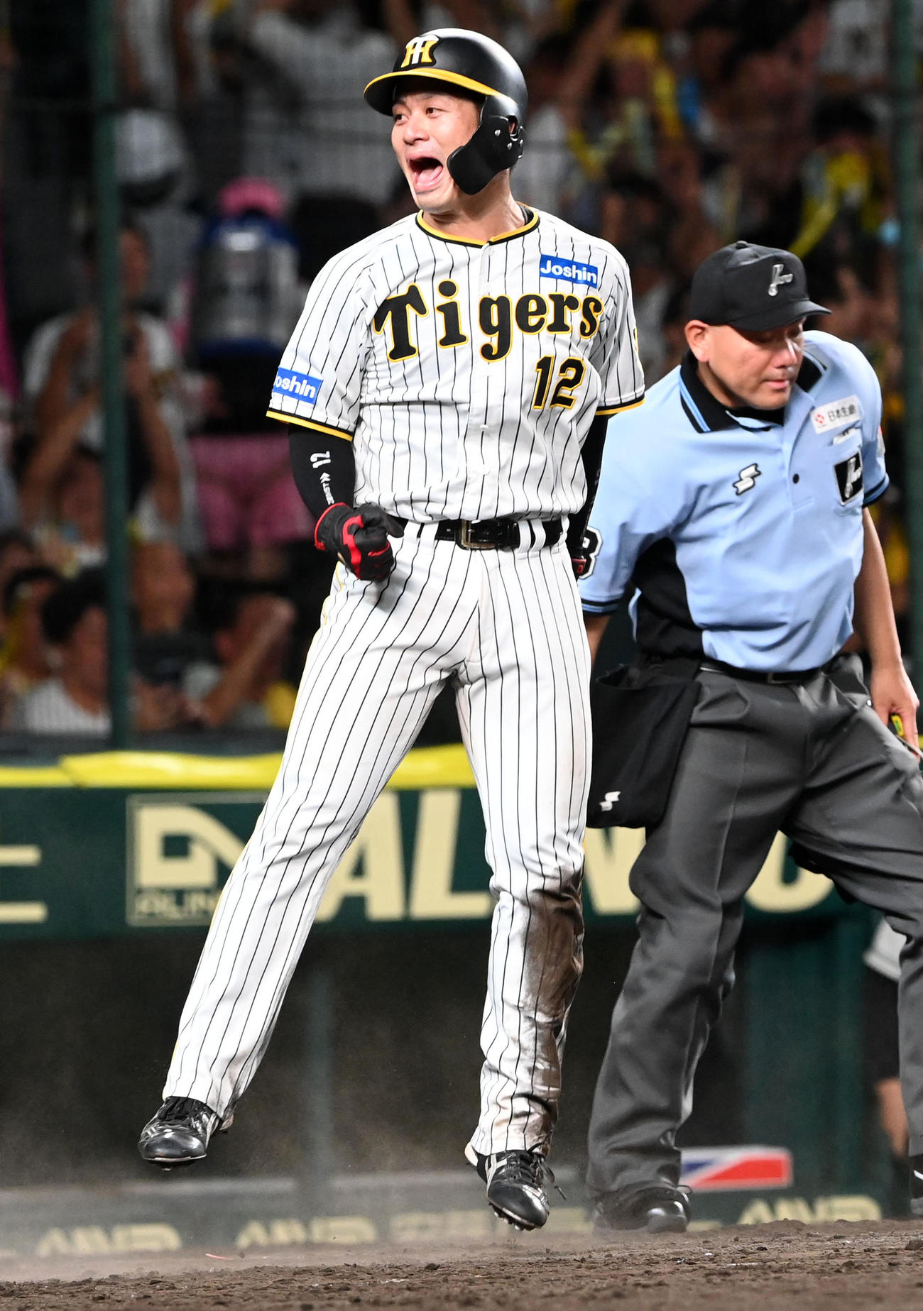 阪神対DeNA 8回裏阪神2死一、二塁、代打ミエセスの左前適時打で生還する坂本（撮影・前岡正明）
