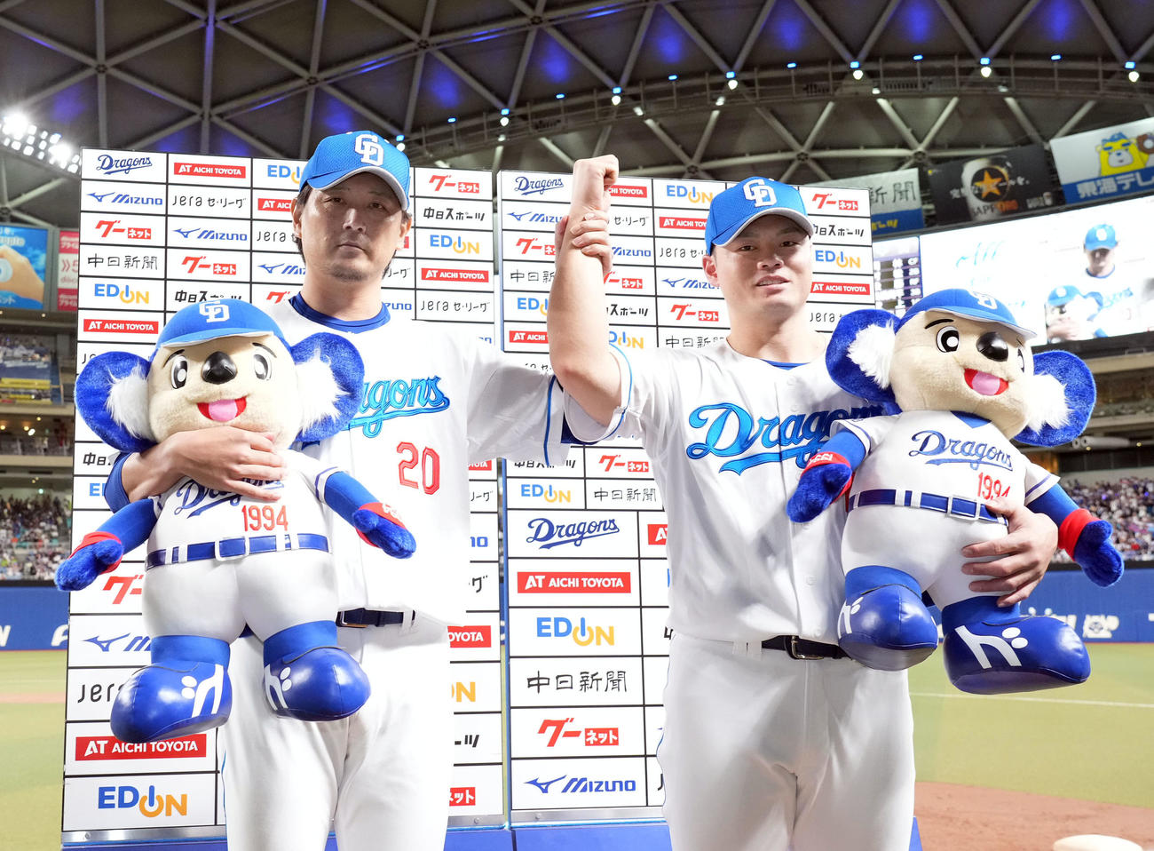 中日対ヤクルト　ヒーローインタビューを終えポーズを決める（左から）涌井と細川（撮影・森本幸一）