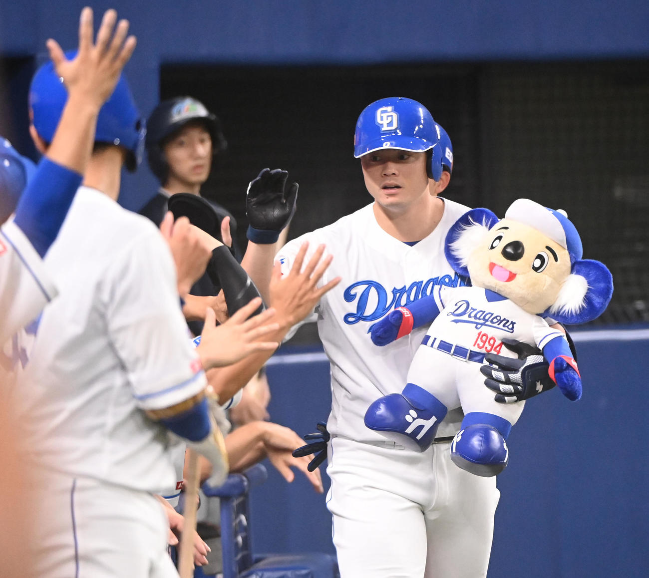 中日対ヤクルト　1回裏中日1死二塁、左中間へ2点本塁打を放ちナインとタッチを交わす細川（右）（撮影・森本幸一）