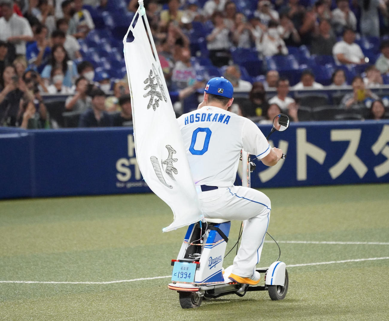 中日対ヤクルト　ヴィクトリーショーでドアラが使用するバイクにまたがグラウンドを一周する細川（左）（撮影・森本幸一）