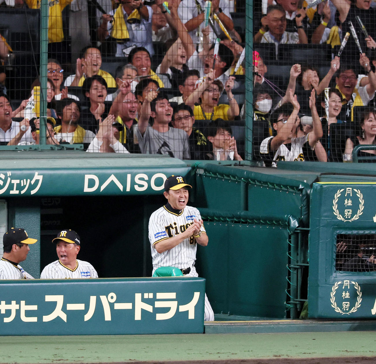 阪神対DeNA 8回裏阪神2死二塁、岡田監督は坂本の右適時打で二塁走者代走熊谷が生還しベンチで笑顔を見せる（撮影・加藤哉）