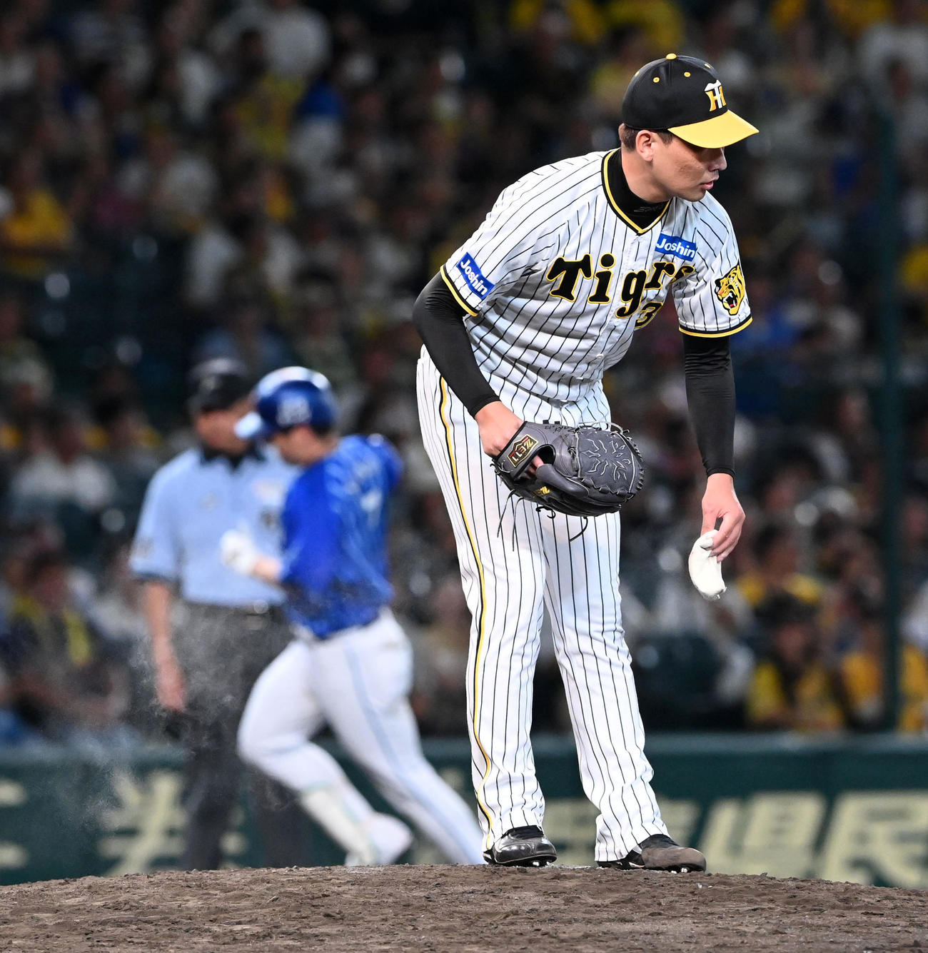 阪神対DeNA 9回表DeNA無死一塁、佐野に同点2点本塁打を打たれがっくりする岩崎（撮影・前岡正明）