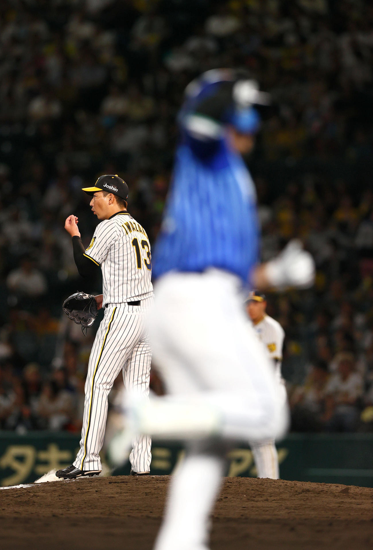 阪神対DeNA 9回表DeNA無死一塁、岩崎（左）は佐野に右越え2点本塁打を被弾する（撮影・上山淳一）