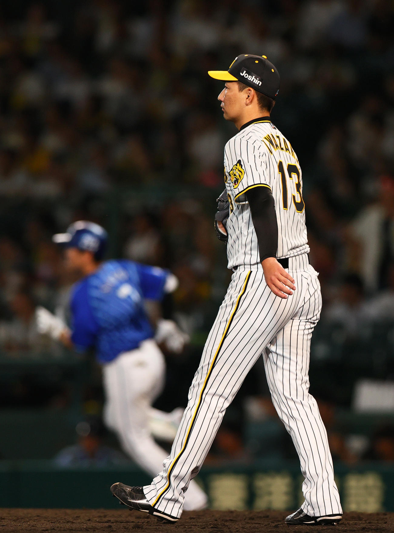 阪神対DeNA 9回表DeNA無死一塁、岩崎（手前）は佐野に右越え2点本塁打を被弾する（撮影・上山淳一）