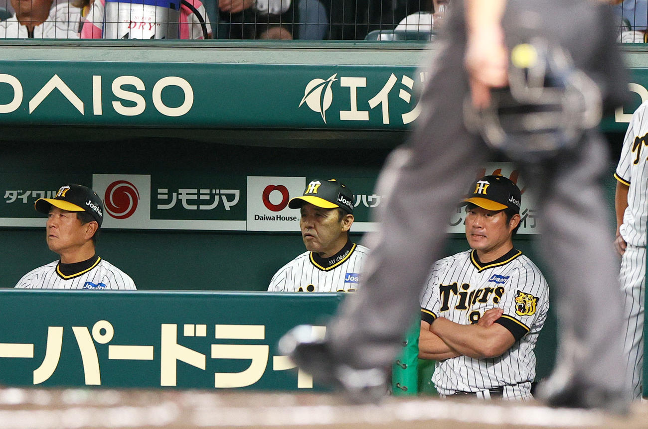 阪神対DeNA 9回表DeNA無死一塁、岡田監督（左から2人目）は佐野の2点本塁打に悔しげな顔をみせる（撮影・上山淳一）