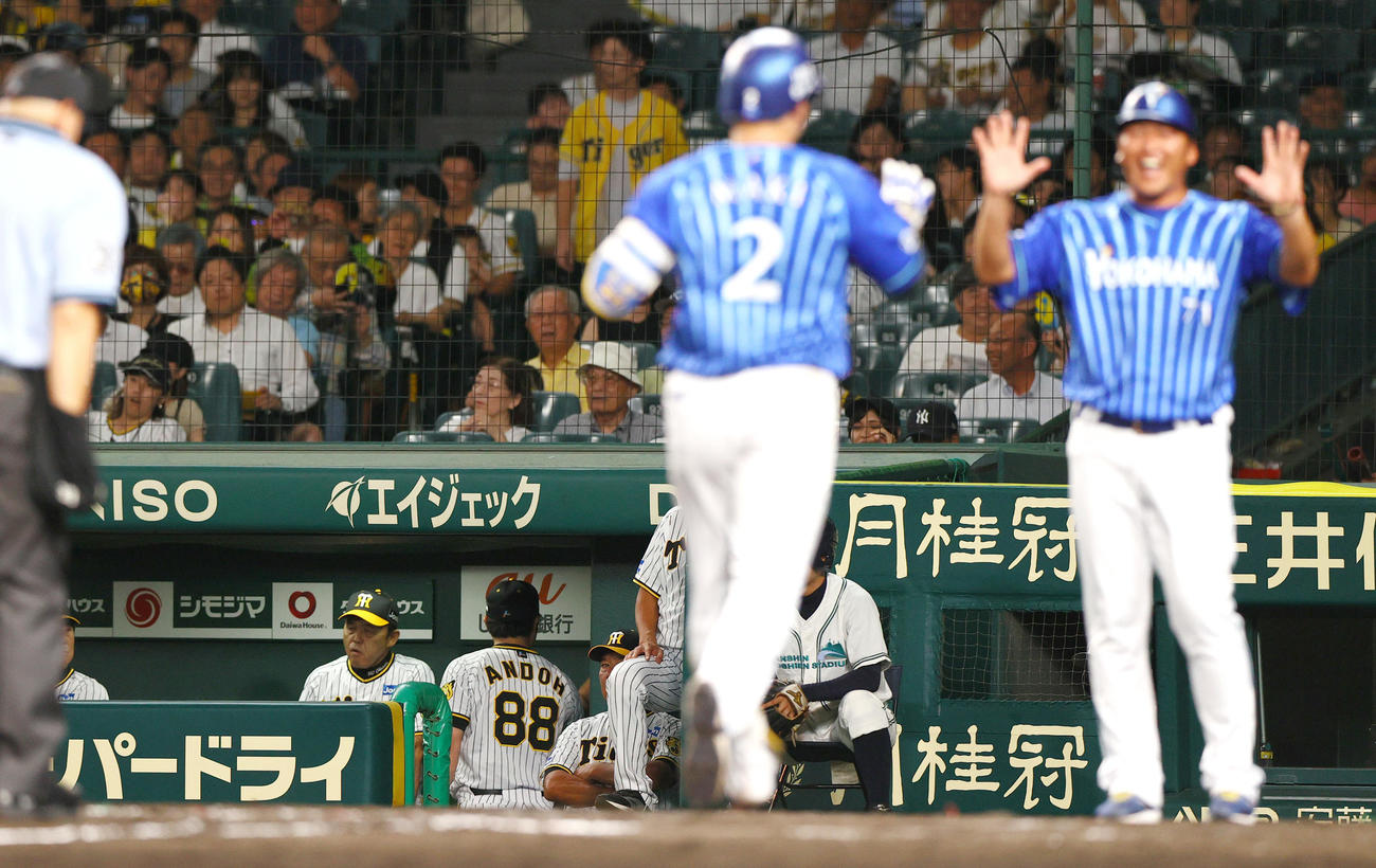 阪神対DeNA 9回表DeNA無死、岡田監督（左）は岩崎が牧に左越えソロ本塁打を被弾し落胆する（撮影・上山淳一）