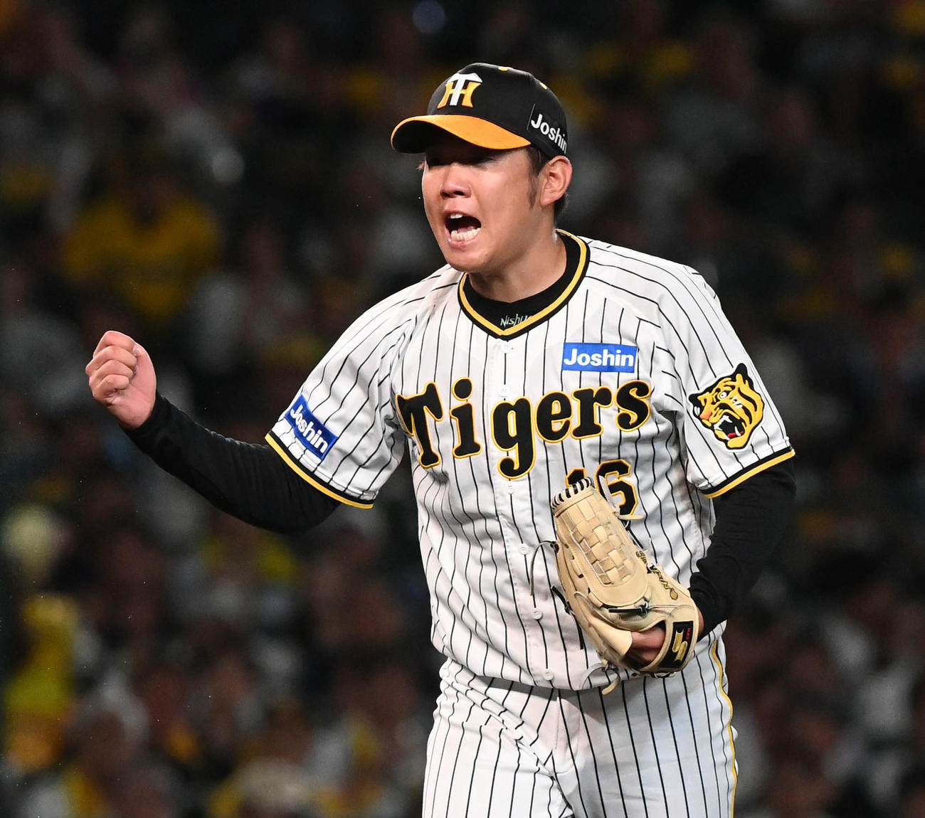 阪神対DeNA 7回表DeNA2死一塁、京田を空振り三振に仕留めてガッツポーズでほえる西勇（撮影・前岡正明）