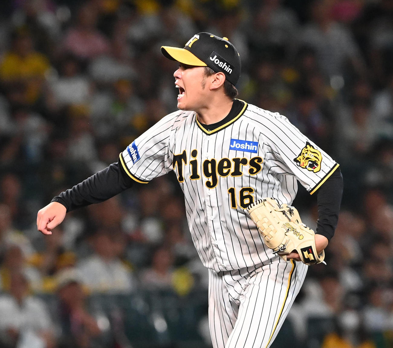 阪神対DeNA 5回表DeNA2死一塁、林を見逃し三振に打ち取りほえる西勇（撮影・前岡正明）