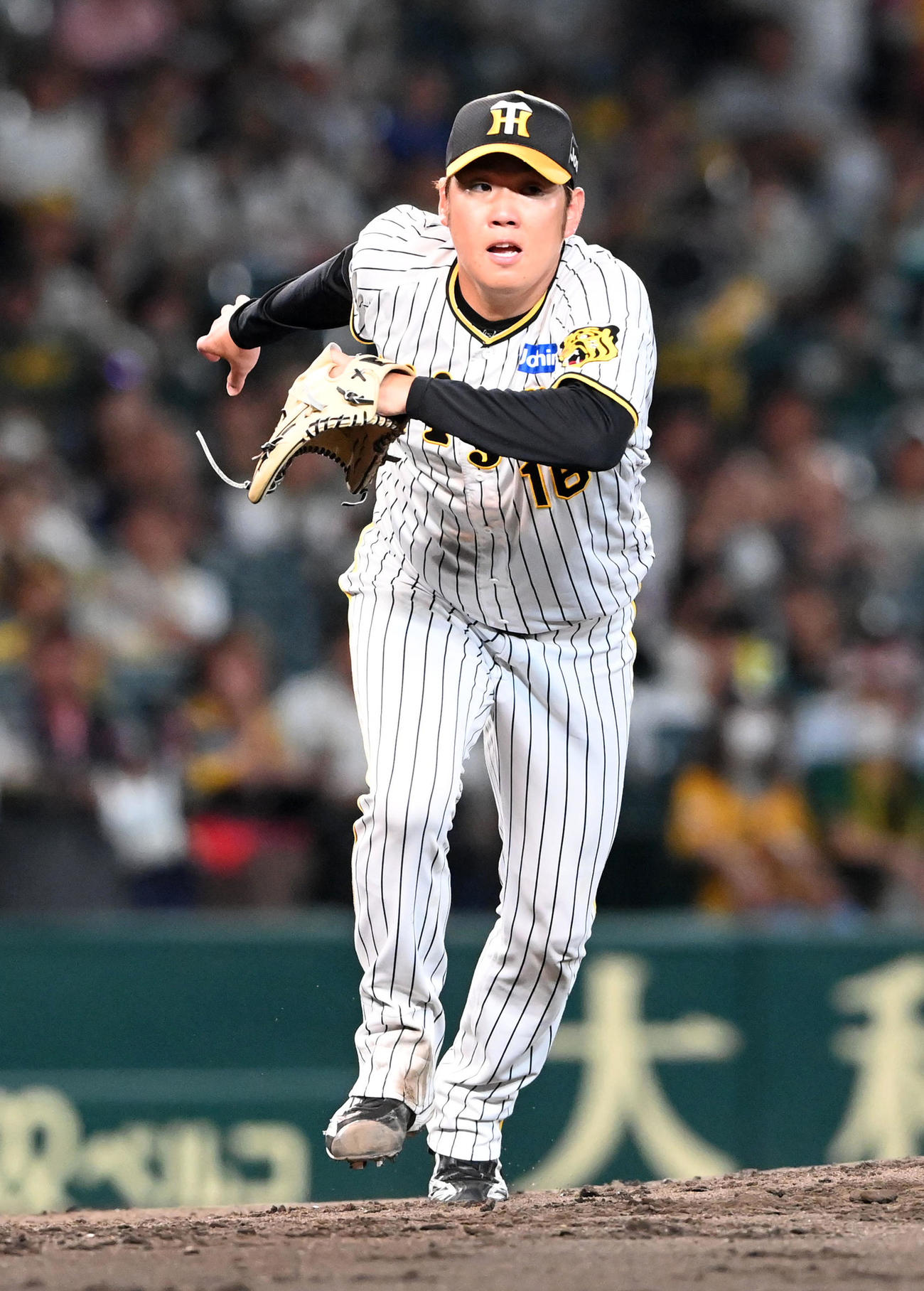 阪神対DeNA 4回表DeNA無死、関根の一ゴロにダッシュする西勇（撮影・前岡正明）