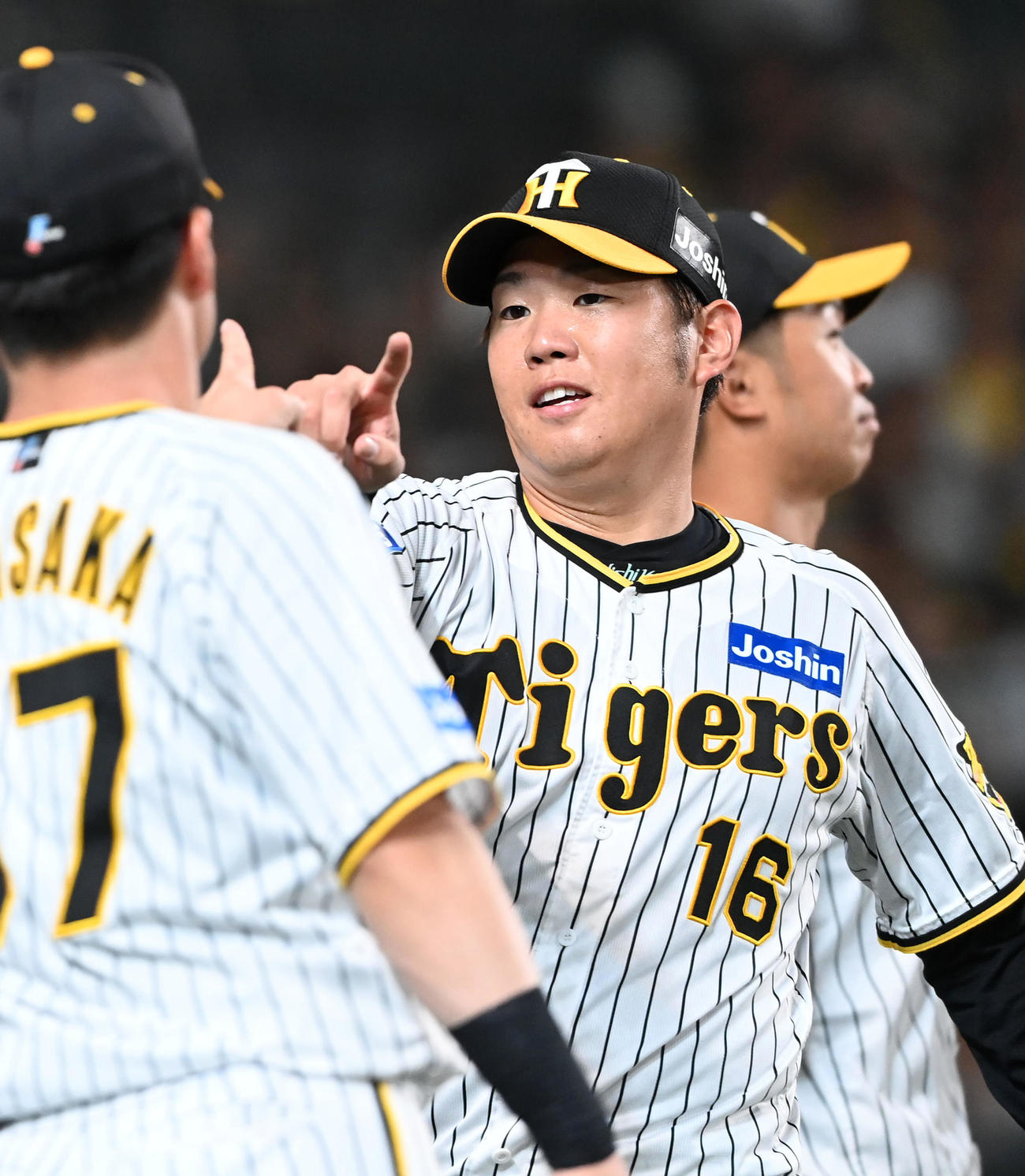 阪神対DeNA 4回、笑顔でベンチに戻る西勇（撮影・前岡正明）