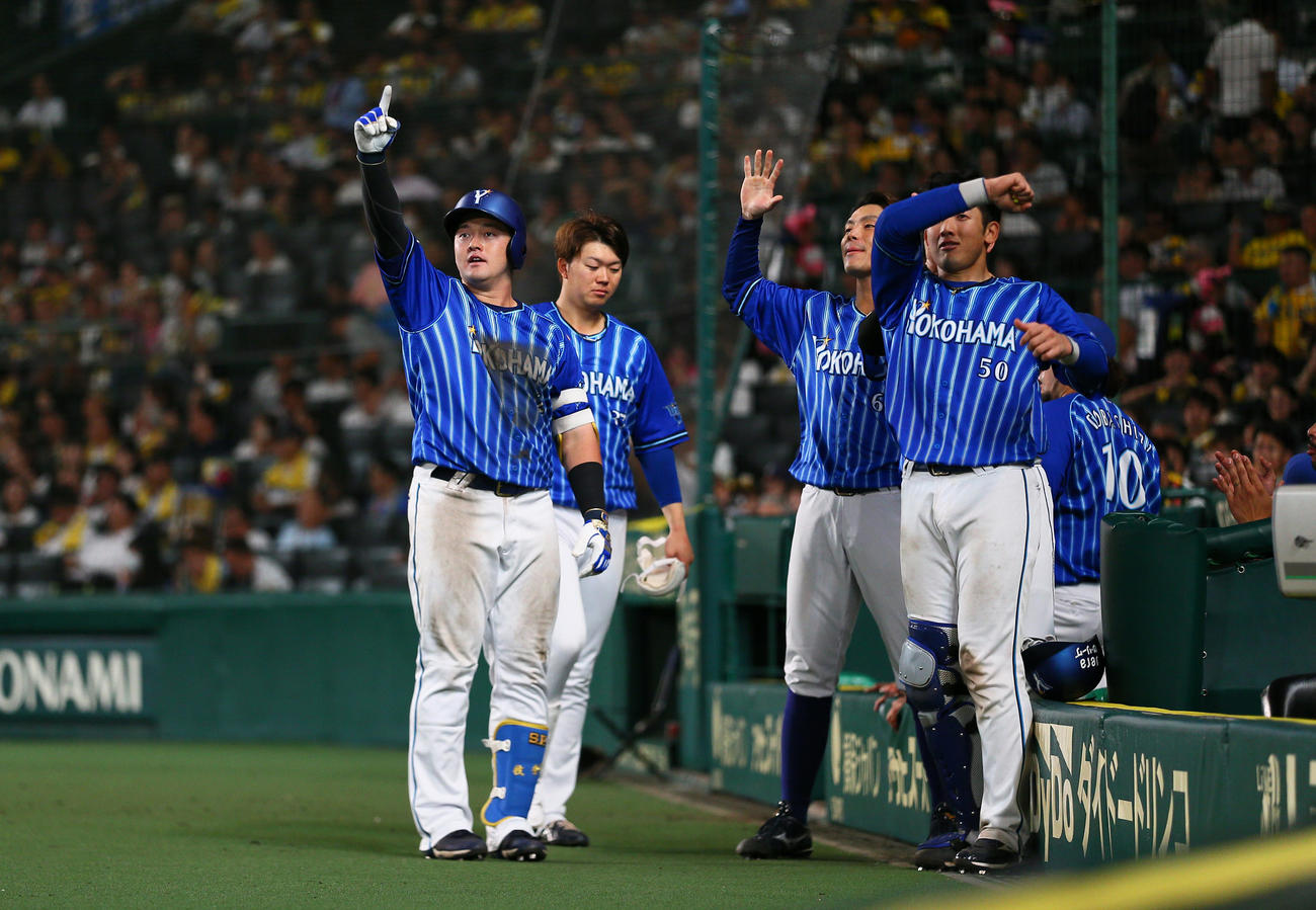 阪神対DeNA 9回表DeNA無死、牧（左）は2者連続となる決勝の左越えソロ本塁打を放ち、DeNAファンに向かってデスターシャのポーズを決める（撮影・上山淳一）