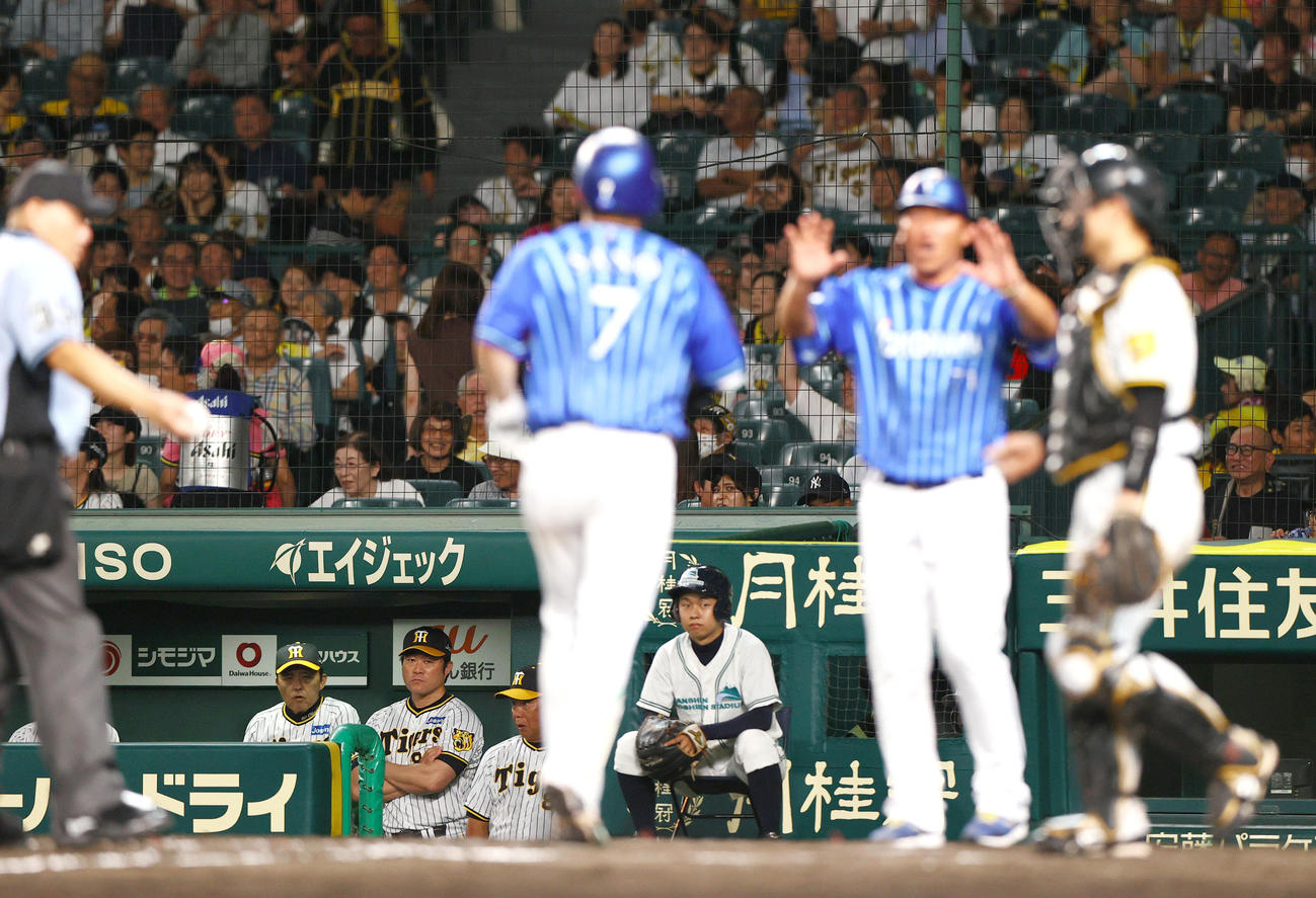 阪神対DeNA 9回表DeNA無死一塁、岡田監督（左）は佐野に同点2点本塁打を許し険しい顔をとなる（撮影・上山淳一）