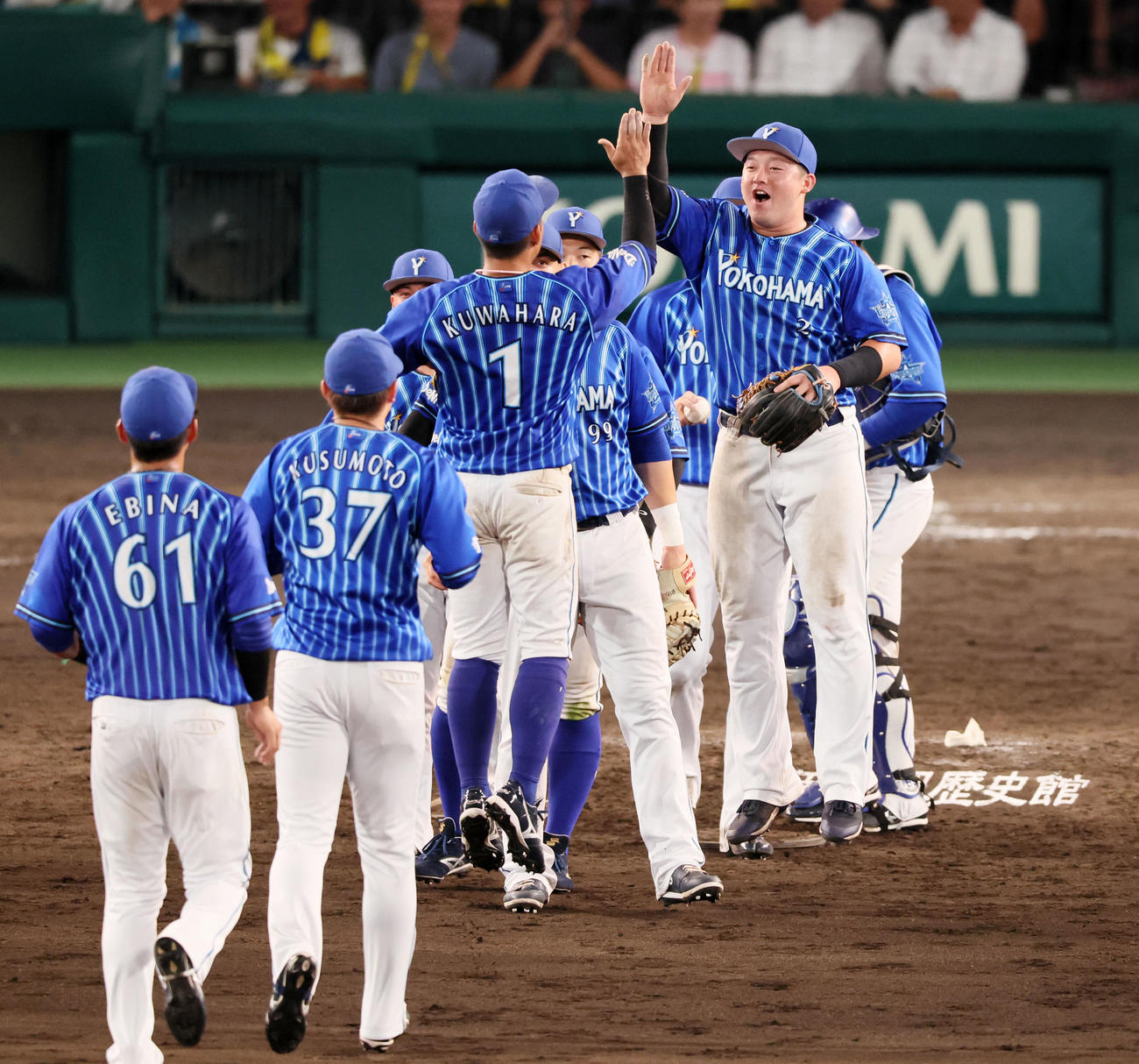 阪神対DeNA　阪神に逆転勝ちを決めマウンドでジャンプして桑原（左）とタッチする牧（撮影・加藤哉）