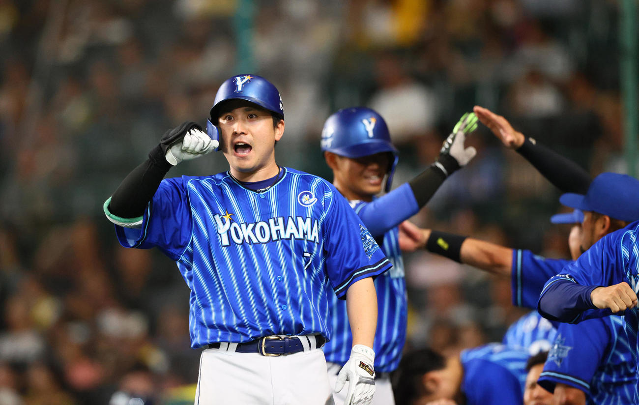 阪神対DeNA 9回表DeNA無死一塁、佐野（手前）は左中間越え2点本塁打を放ち、デスターシャを決める（撮影・上山淳一）