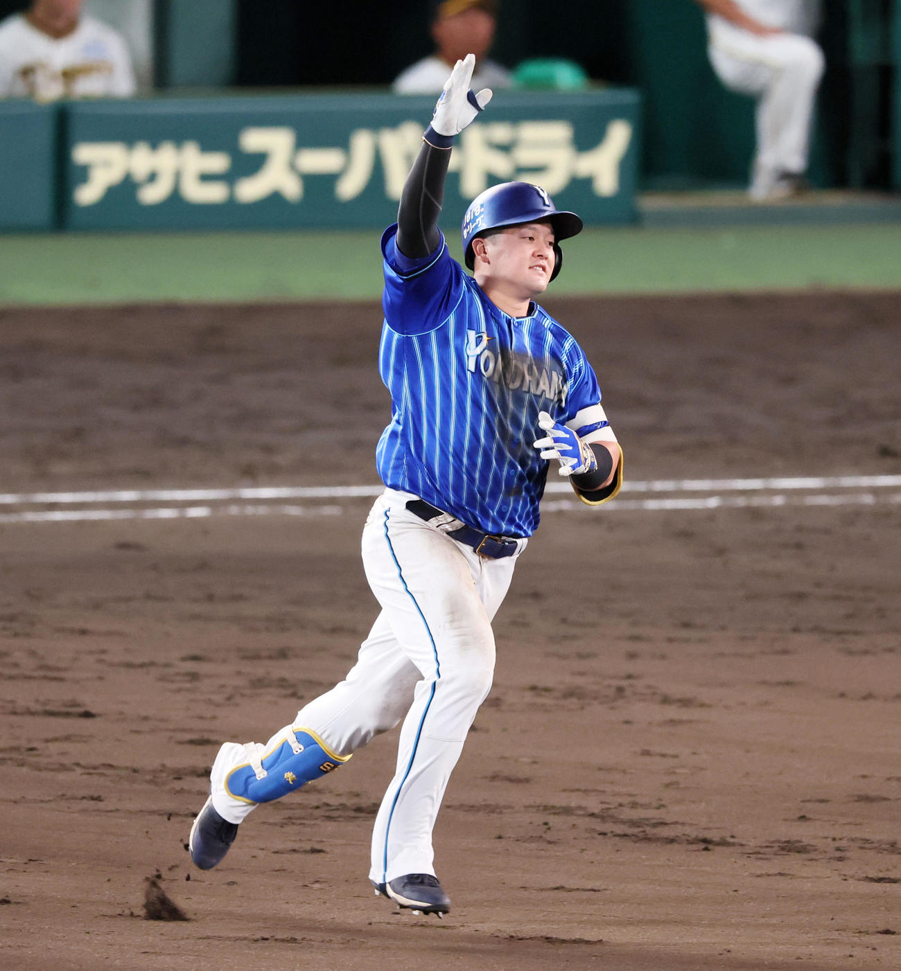 阪神対DeNA 9回表DeNA無死、牧は左越えソロ本塁打を放ちガッツポーズを見せる（撮影・加藤哉）