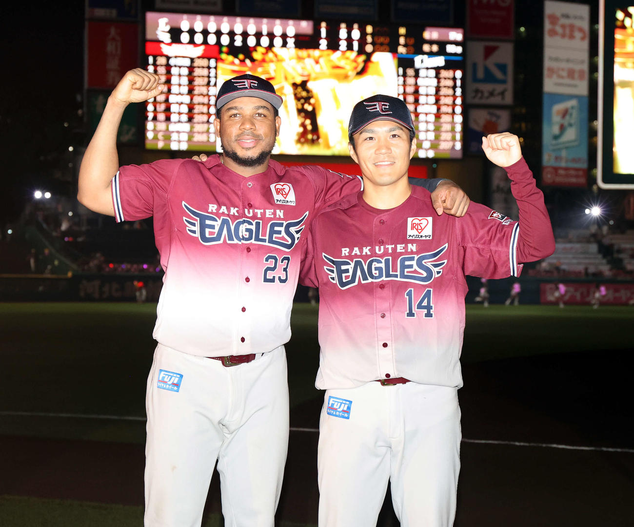 楽天対西武　4連勝し、笑顔でガッツポーズする楽天フランコ（左）と則本（撮影・浅見桂子）