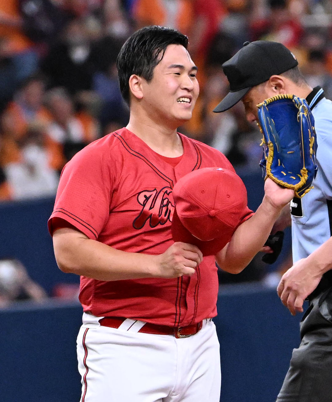 巨人対広島　巨人に勝利し笑顔を見せる矢崎（撮影・石井愛子）