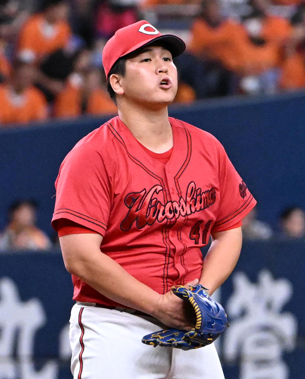 巨人対広島　巨人に勝利にほっとした表情を見せる矢崎（撮影・石井愛子）
