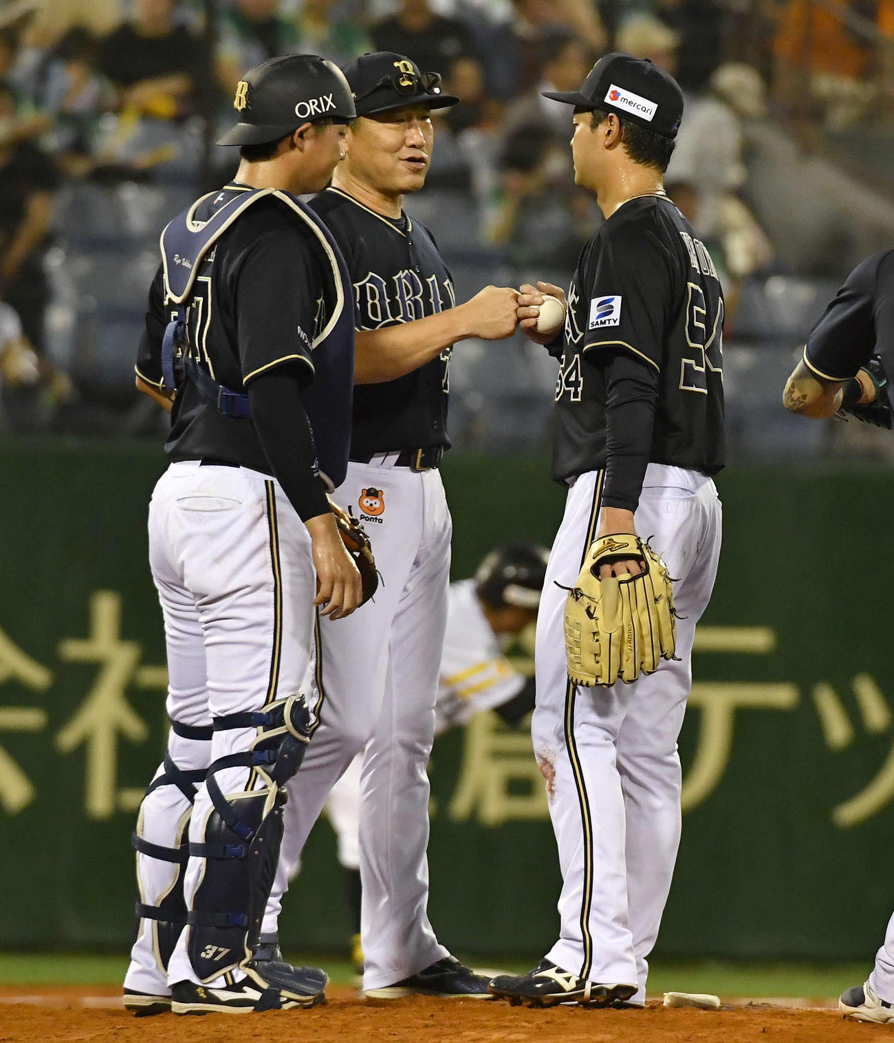 ソフトバンク対オリックス　8回裏ソフトバンク2死二、三塁、黒木（右）の降板を告げ、マウンドでグータッチを交わす中嶋監督（撮影・岩下翔太）