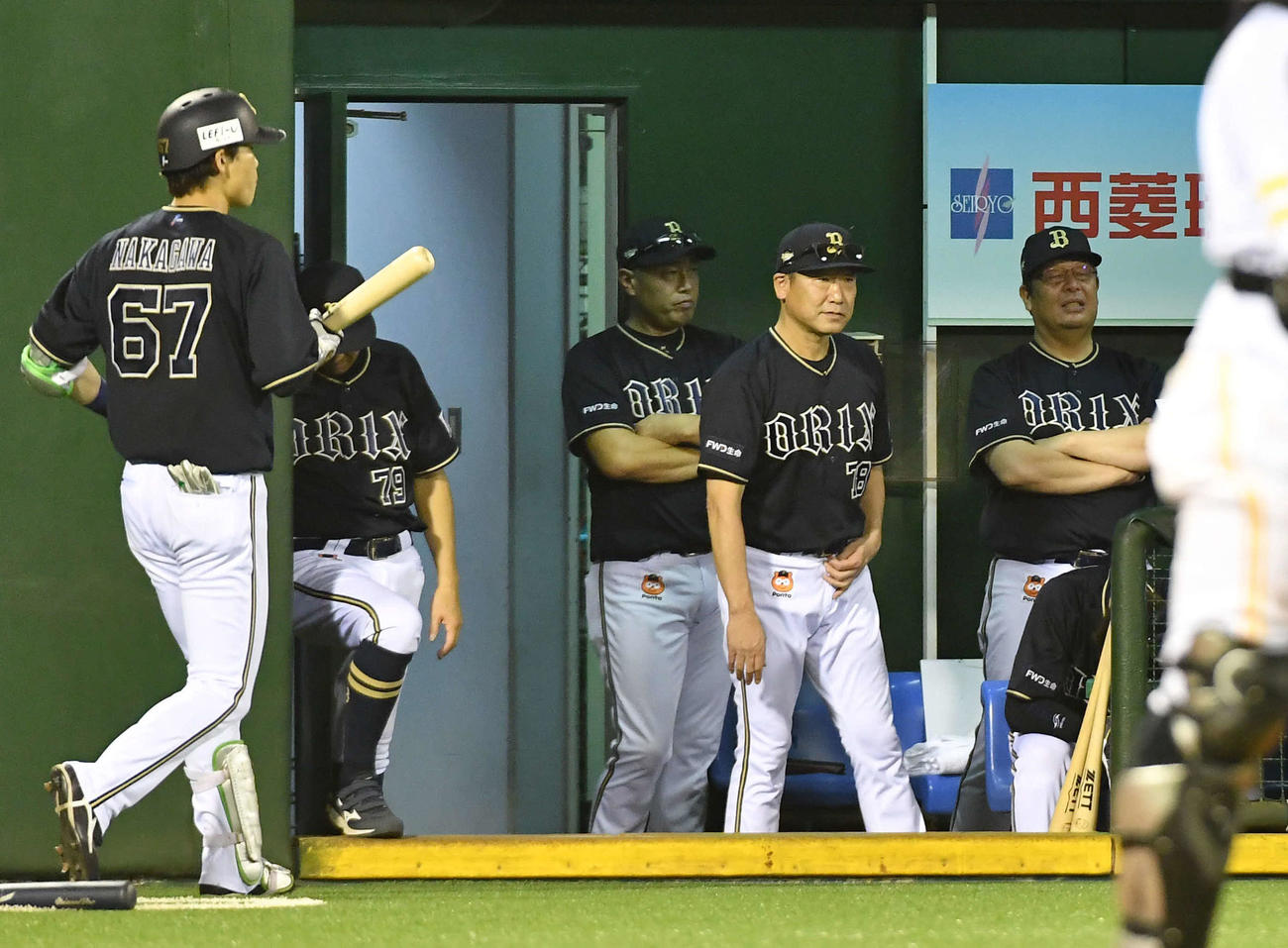 ソフトバンク対オリックス　ソフトバンクに大敗し厳しい表情を見せる中嶋監督（右から2人目）らオリックスナイン（撮影・岩下翔太）