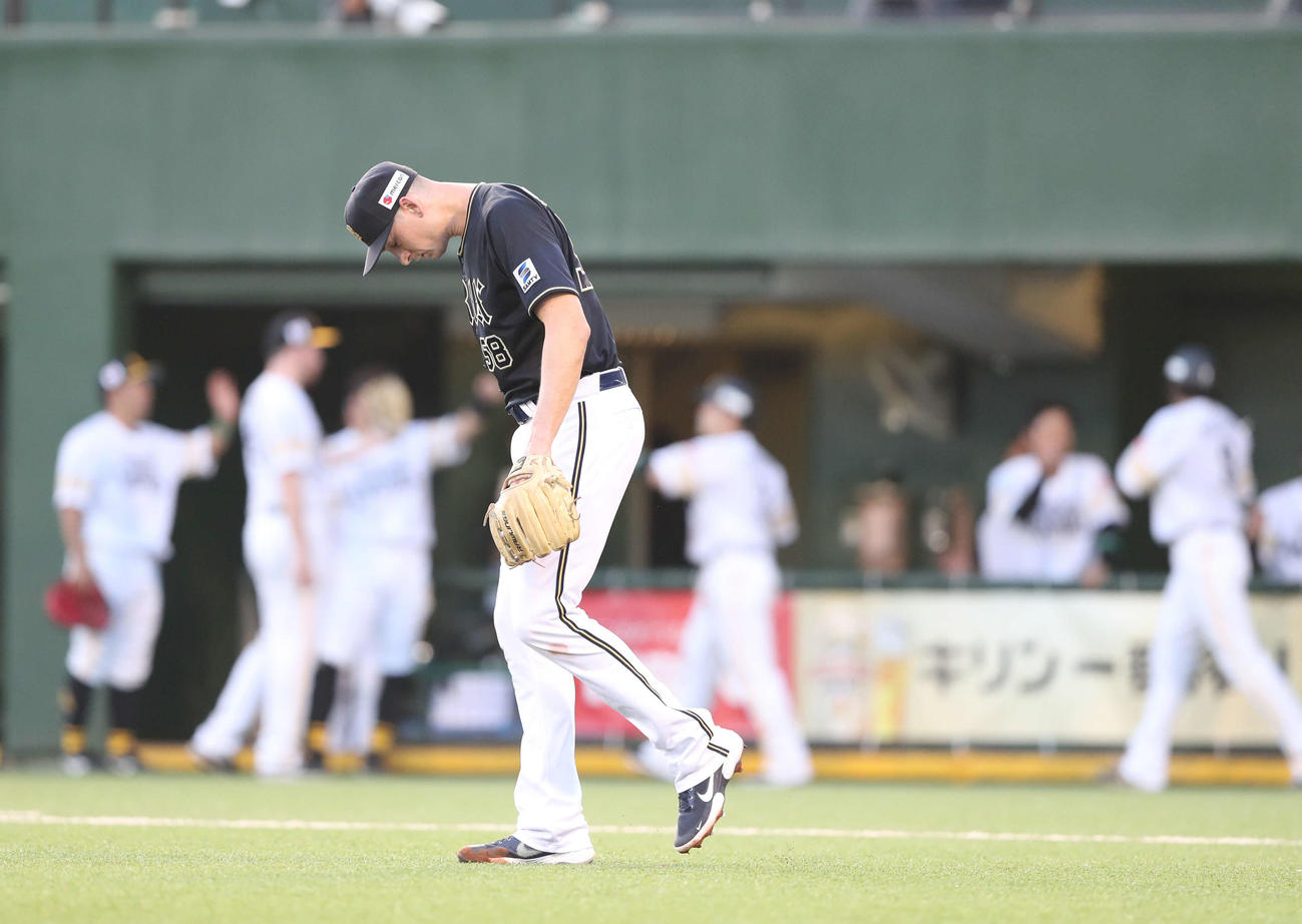 ソフトバンク対オリックス　1回裏ソフトバンク2死二、三塁、牧原大に右前適時打を浴びてうつむくワゲスパック（撮影・梅根麻紀）