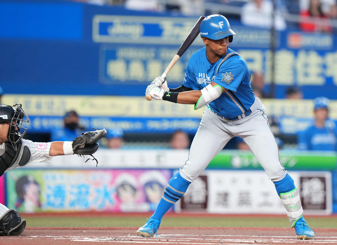 ロッテ対日本ハム　1回表日本ハム1死一、二塁、見逃し三振に倒れる万波（撮影・横山健太）
