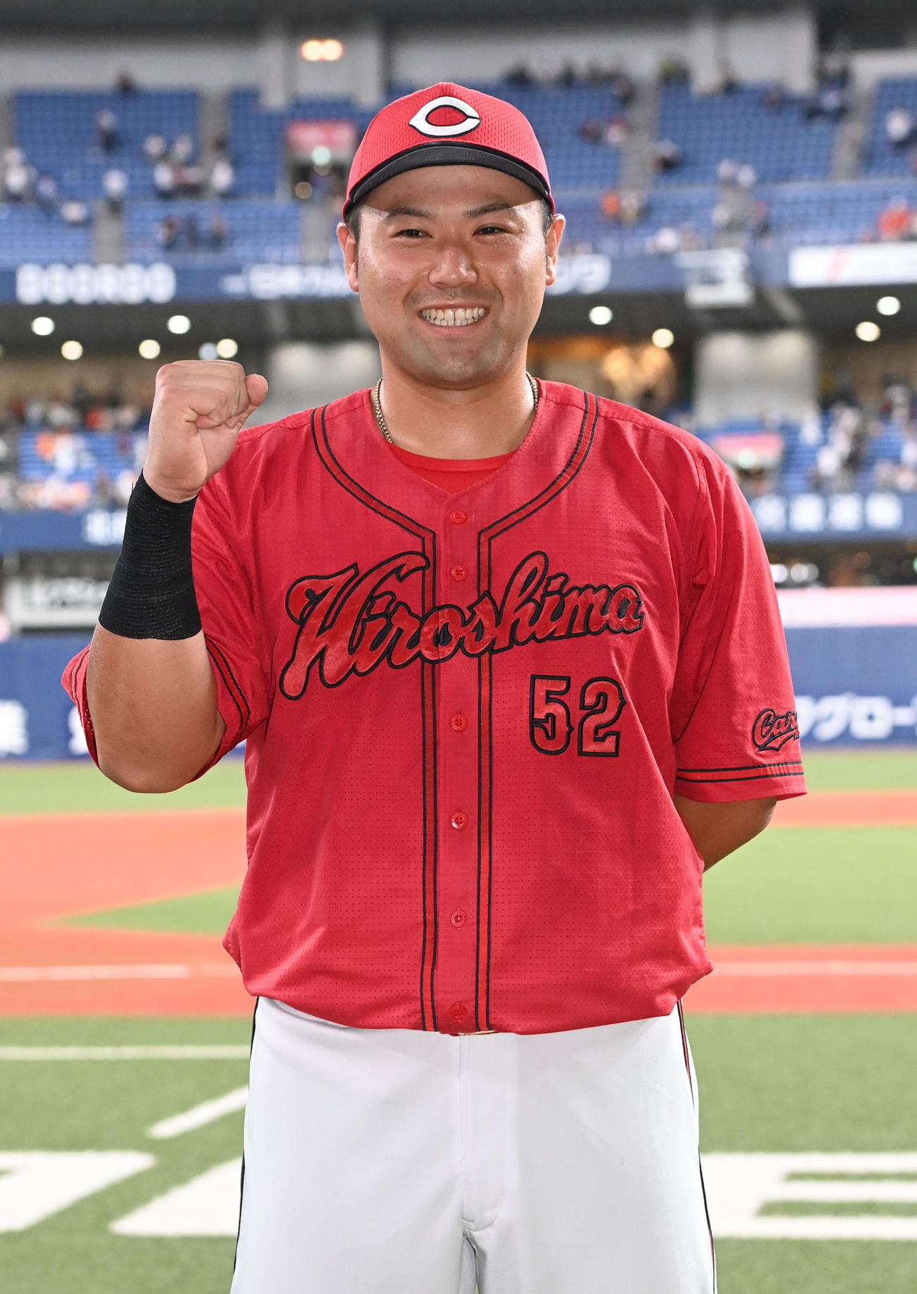 巨人対広島　ヒーローインタビュー後、ガッツポーズする末包（撮影・和賀正仁）