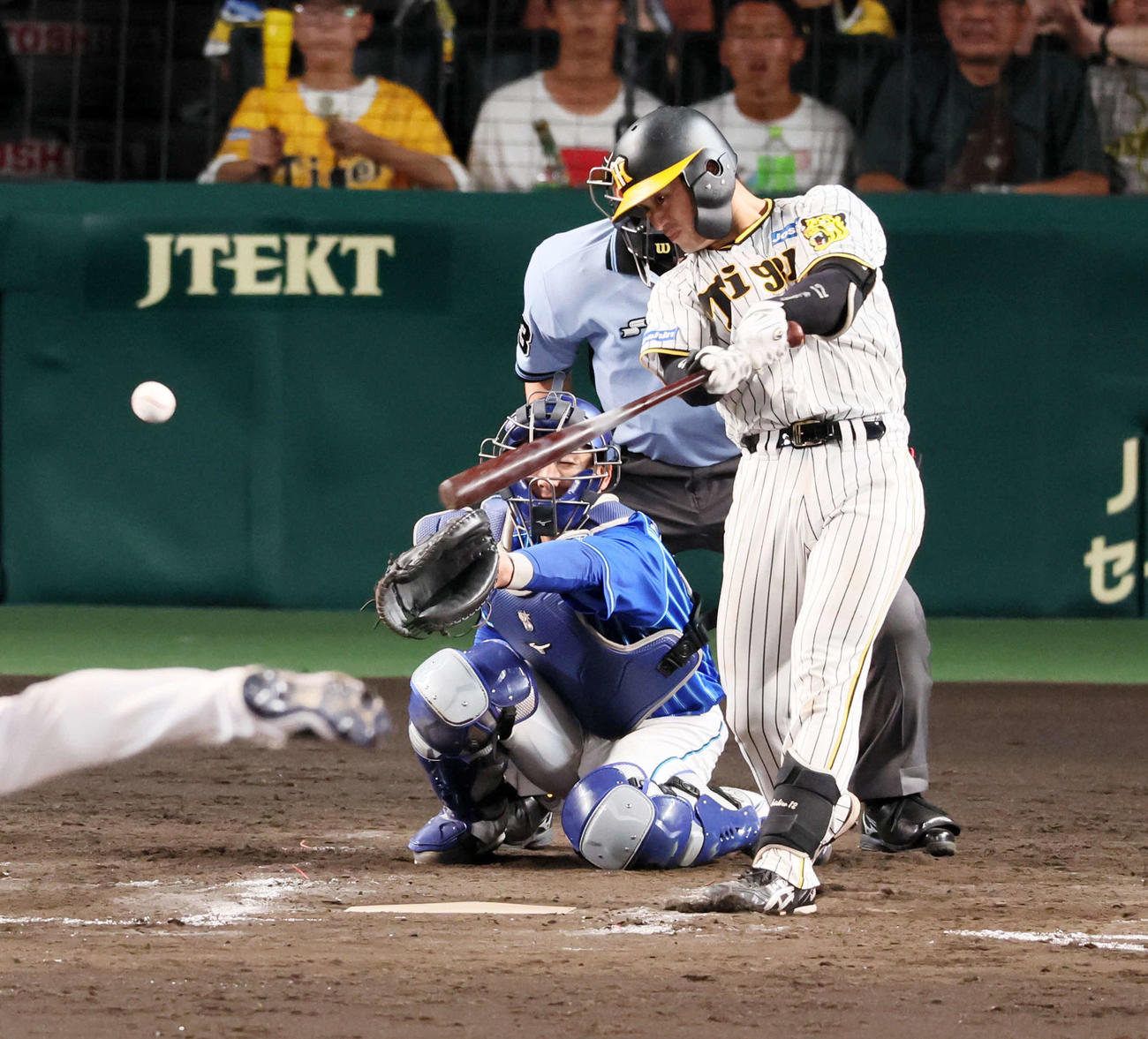 阪神対DeNA 8回裏阪神2死二塁、坂本は右適時打を放つ
