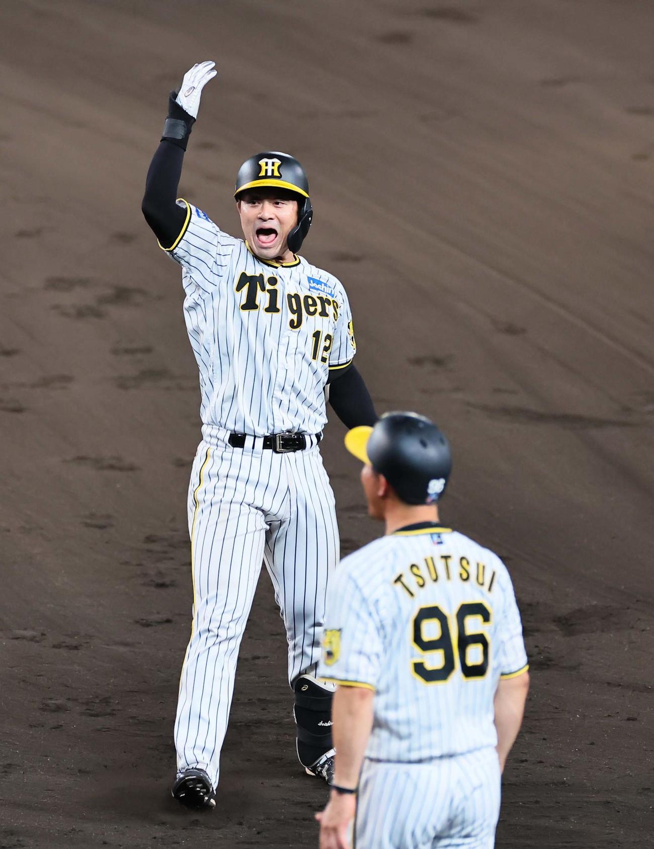 阪神対DeNA 8回裏阪神2死二塁、先制適時打を放った坂本は雄たけびをあげる（撮影・上田博志）
