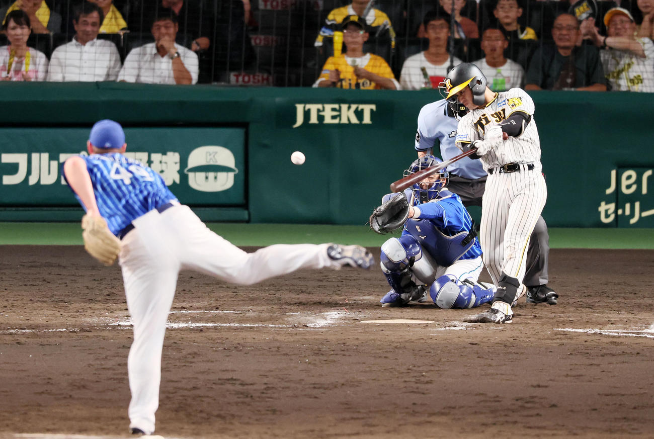 阪神対DeNA 8回裏阪神2死二塁、坂本は右前適時打を放つ。投手はウェンデルケン（撮影・加藤哉）