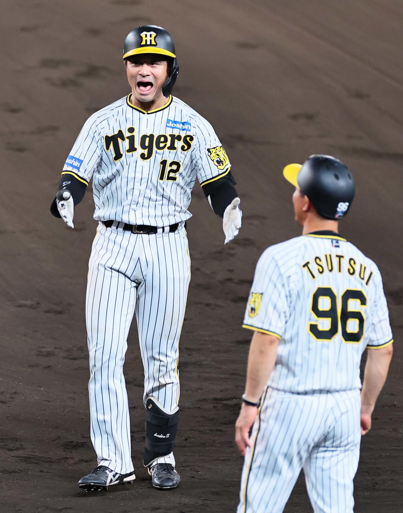 阪神対DeNA 8回裏阪神2死二塁、先制適時打を放った坂本は雄たけびをあげる（撮影・上田博志）