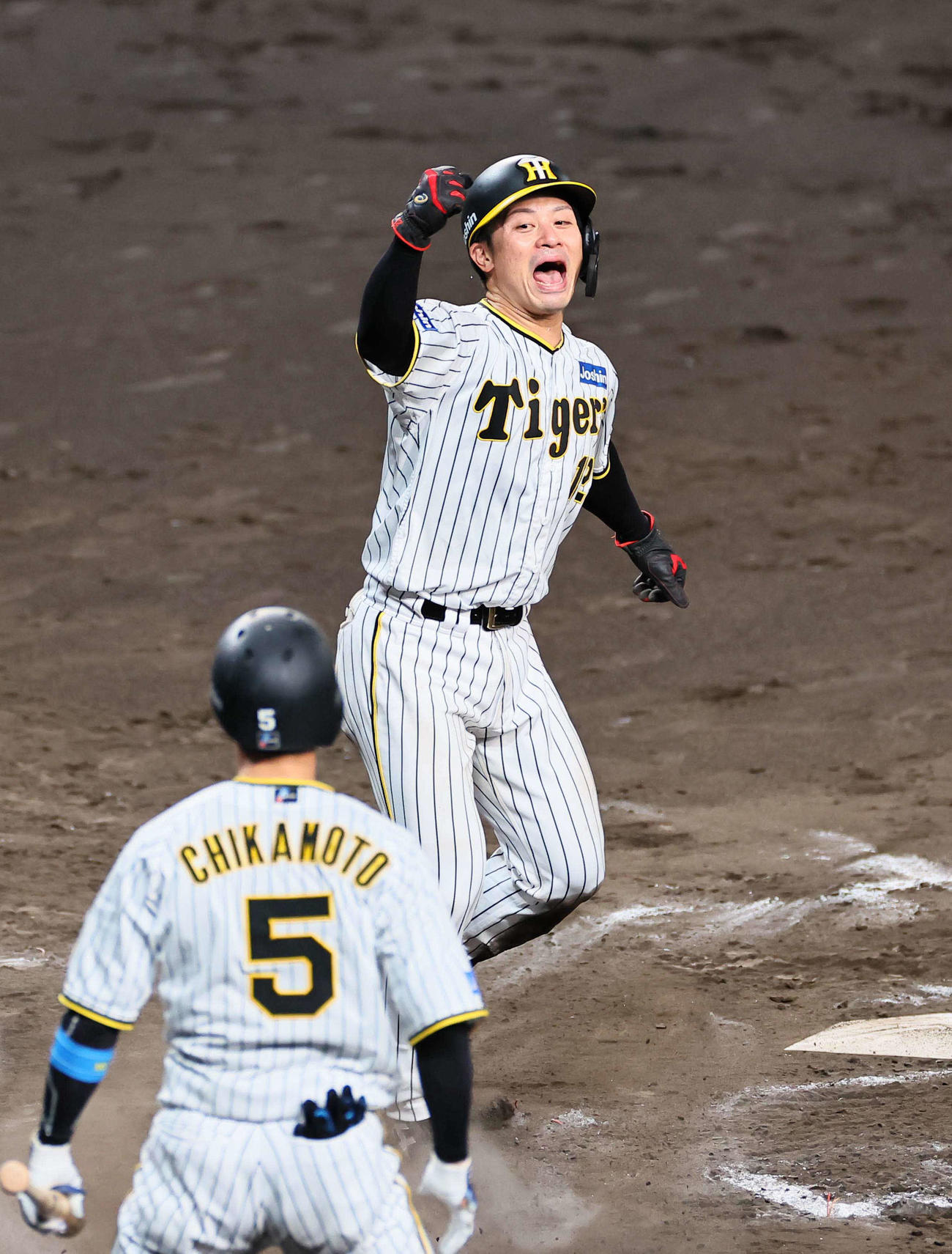 阪神対DeNA 8回裏阪神2死一、二塁、坂本はミエセスの適時打で生還しガッツポーズをする（撮影・上田博志）