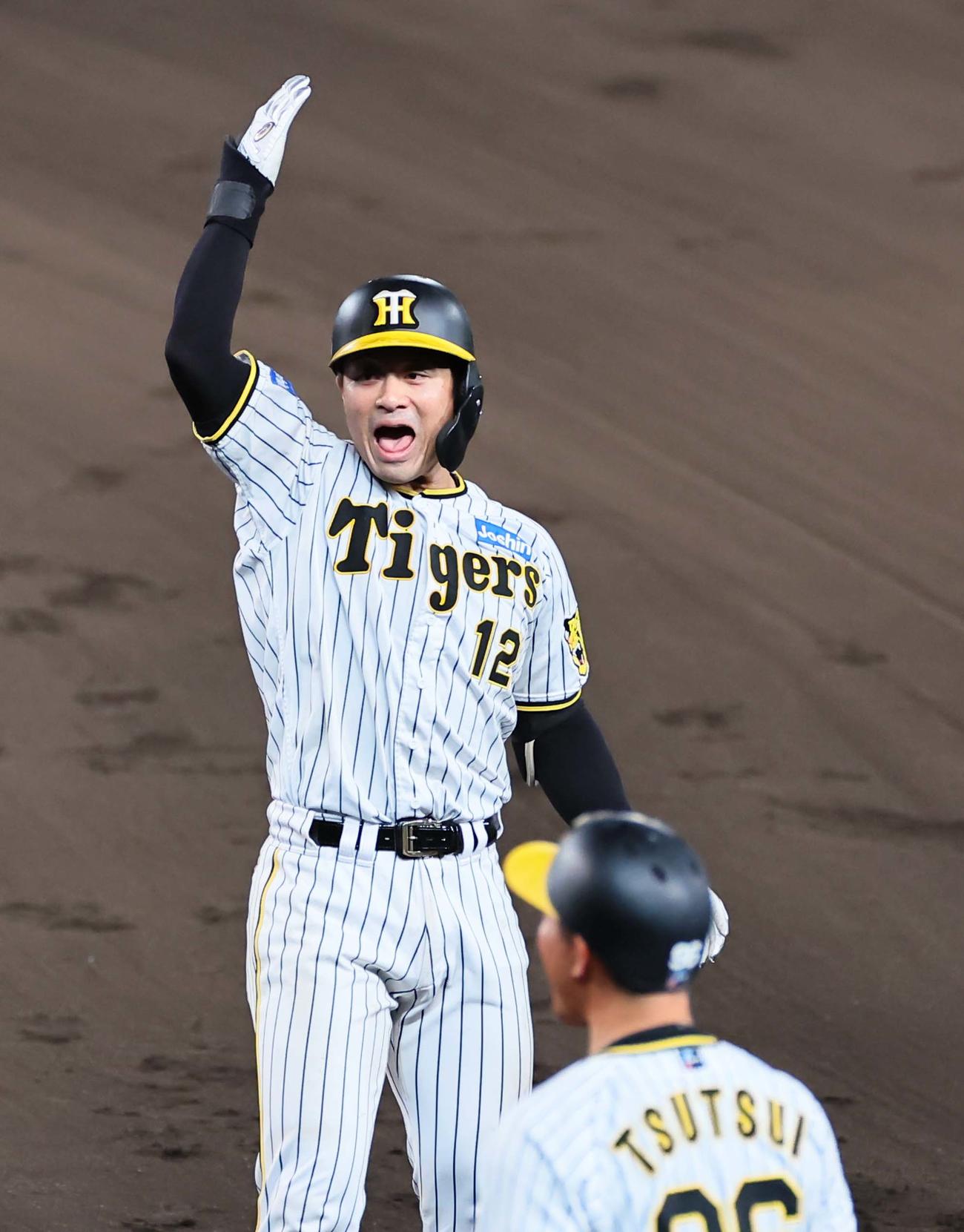 阪神対DeNA 8回裏阪神2死二塁、先制適時打を放った坂本は雄たけびをあげる（撮影・上田博志）