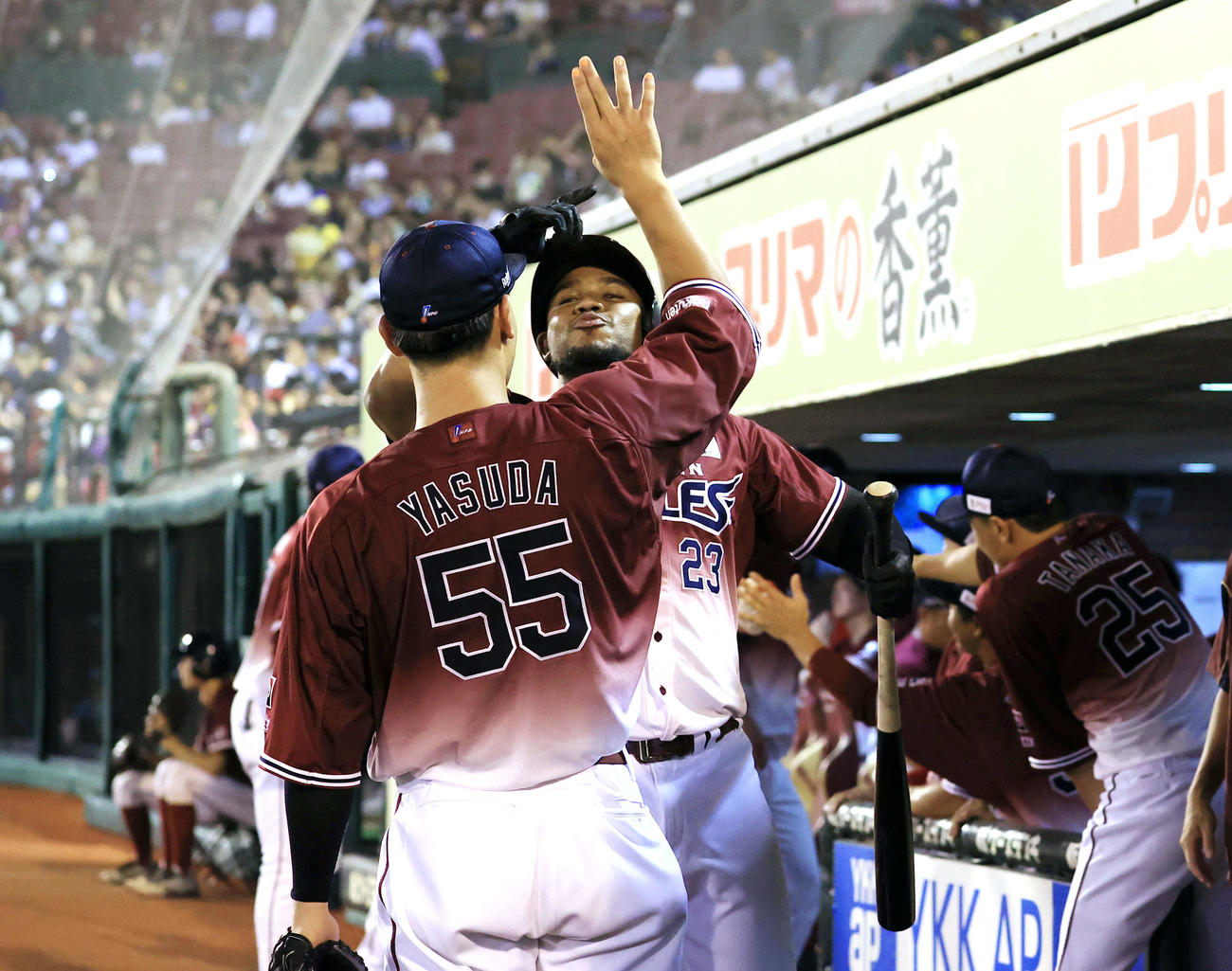 楽天対西武　5回裏楽天2死二塁、フランコ（奥）は左越え2点本塁打を放ちナインとハイタッチ（撮影・浅見桂子）