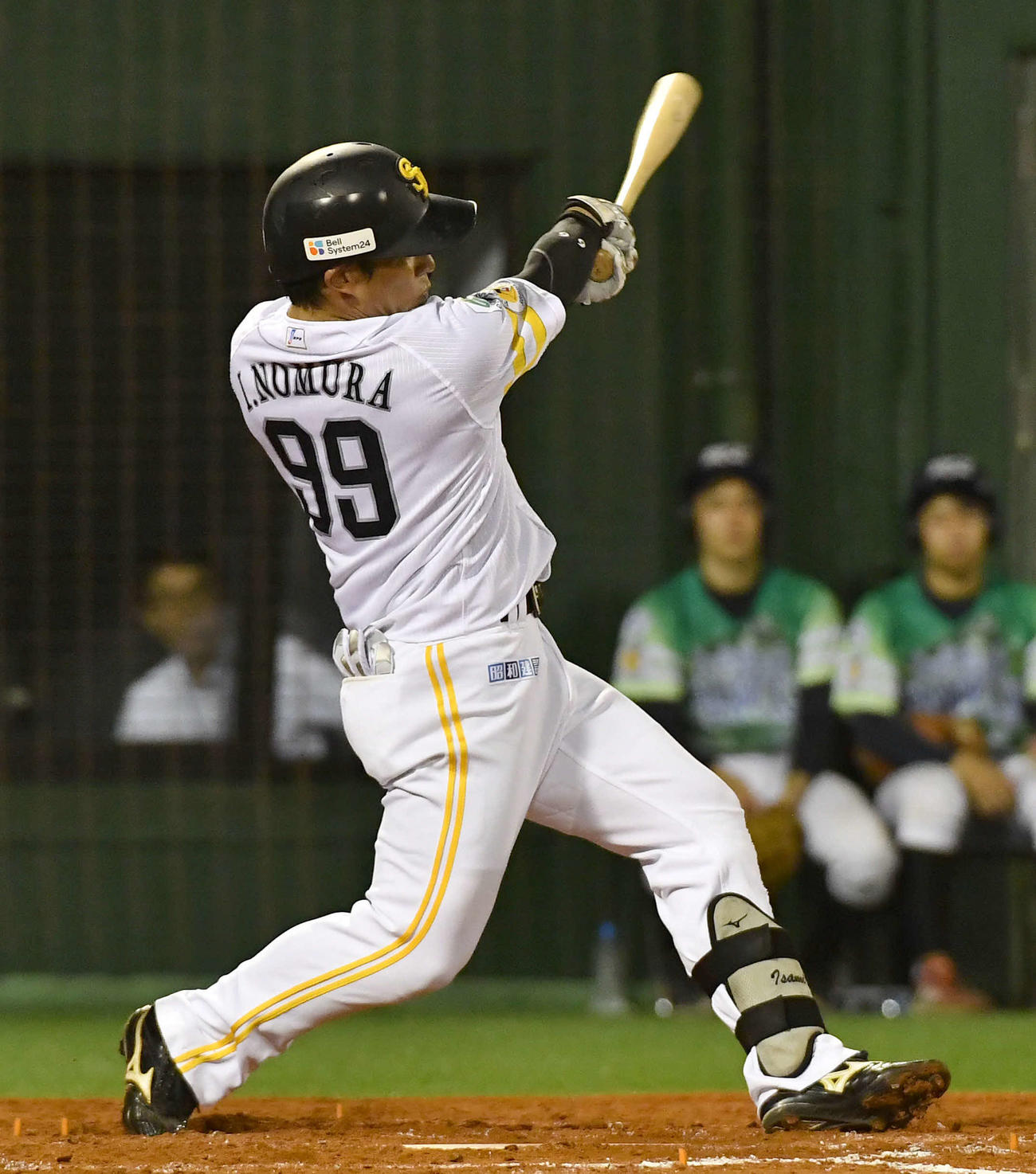 ソフトバンク対オリックス　8回裏ソフトバンク2死一塁、野村勇は左翼線二塁打を放つ（撮影・岩下翔太）