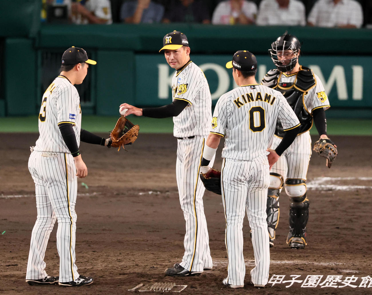 阪神対DeNA 9回表DeNA無死、3失点し降板する岩崎（撮影・加藤哉）