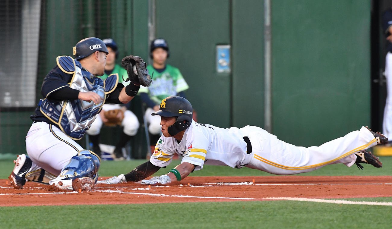 ソフトバンク対オリックス　1回裏ソフトバンク1死満塁、中村晃の二飛で生還する野村勇。捕手は森（撮影・岩下翔太）