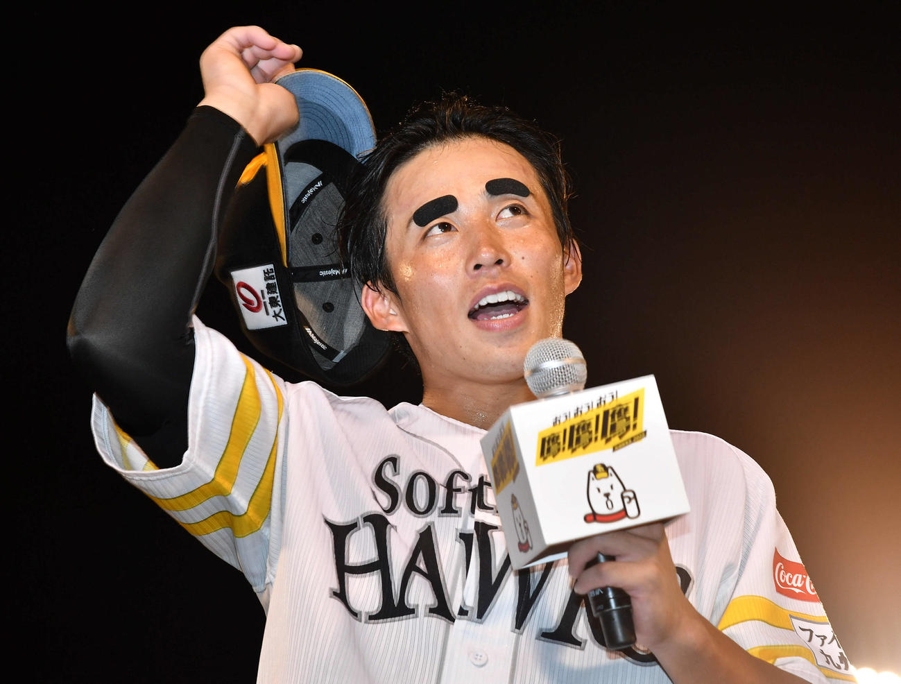 ソフトバンク対オリックス　ヒーローインタビューでアイブラックをまゆに貼ってファンにあいさつする野村勇（撮影・岩下翔太）
